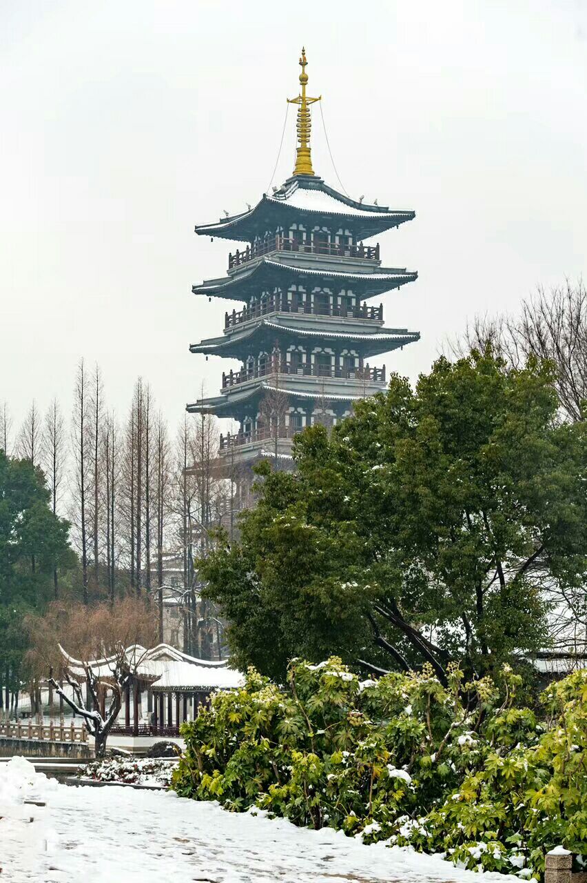 垂虹景區位於江蘇省吳江市松陵鎮東門外的垂虹橋,素以