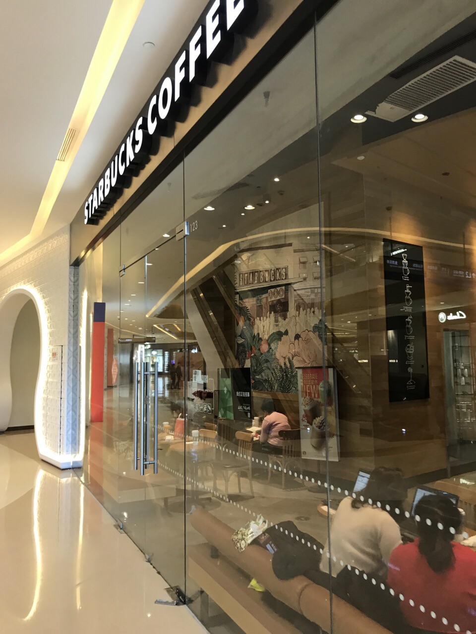 天津,天河城一楼入口,里外都有门,空间不小,人不多,吧台面很大,有啤酒