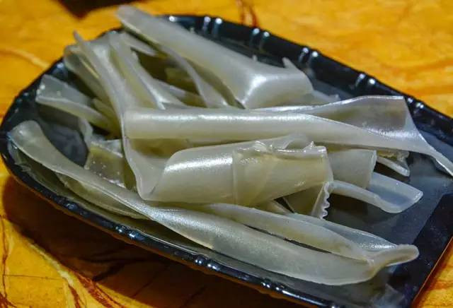 苕粉外表晶莹剔透、条形均匀，口感外滑里嫩，而且柔韧性强，久煮不断。