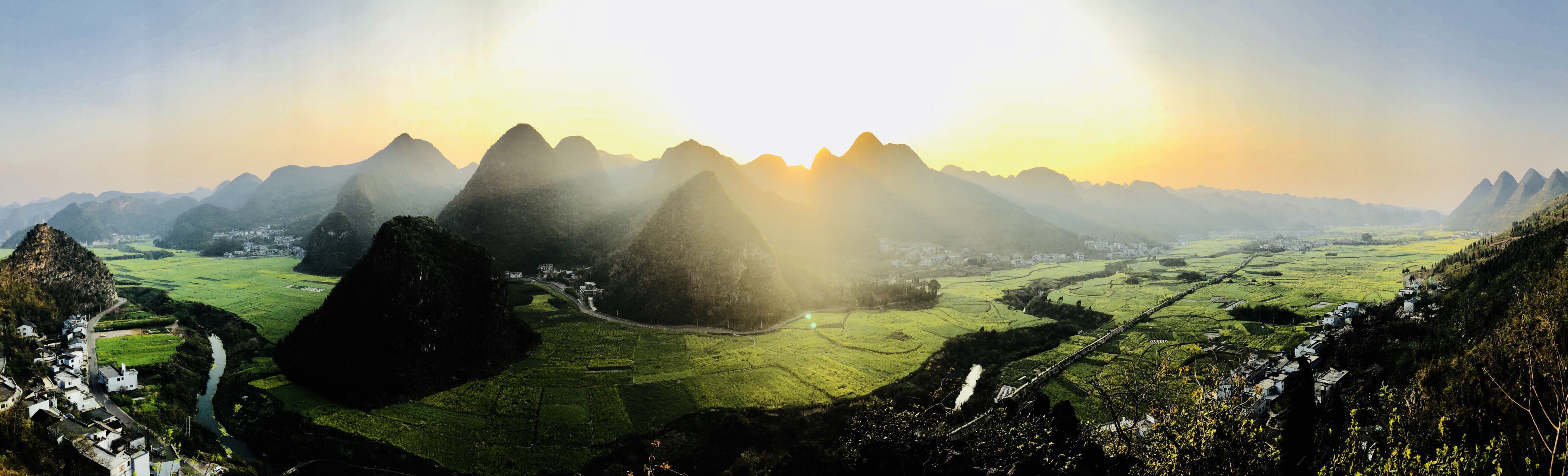 峰林景区景点,万峰林是喀斯特峰林地貌,气势磅礴,绵延百里;山脚和山边