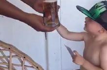 斐济出海一日游 这个超Q的宝宝，爸爸忙着泡泳池，妈妈忙着晒太阳，让他自己去bar给爸爸买杯啤酒。因为