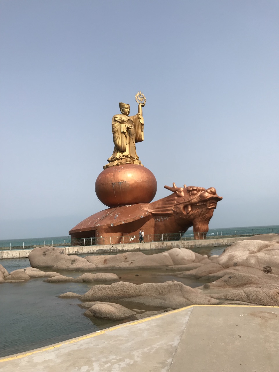 它地处威海荣成龙须岛镇,因在成山山脉最东处而得名.