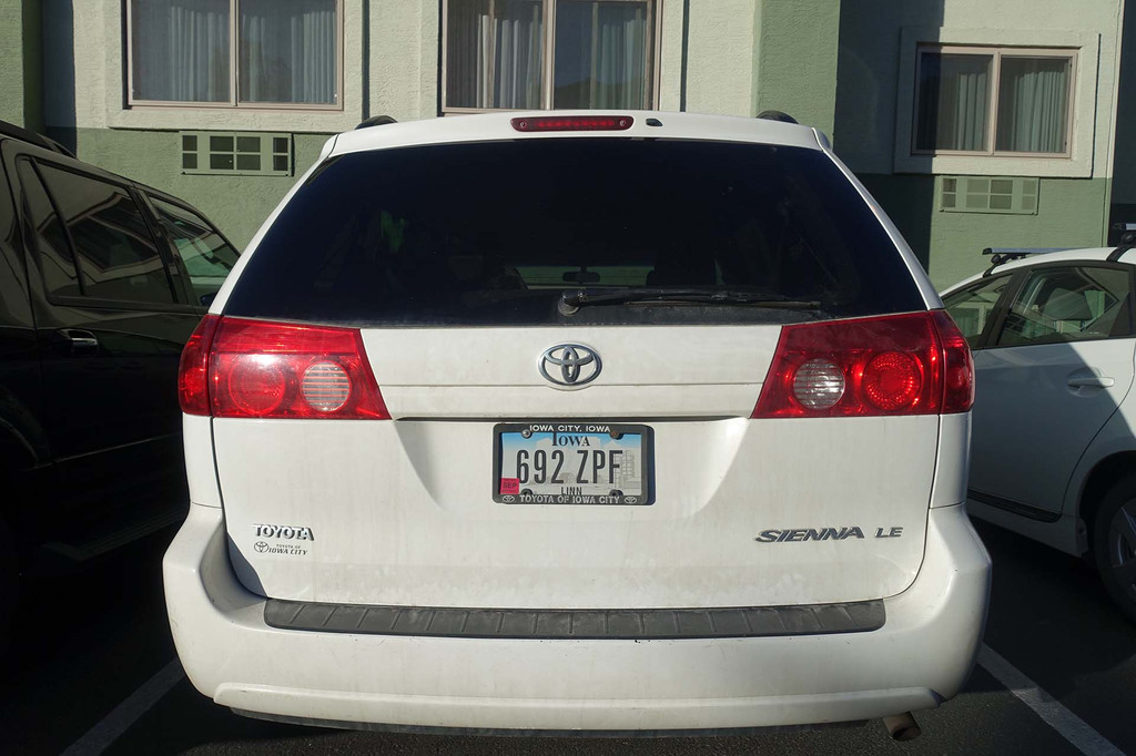 这个是个性假车牌,美国是允许挂假车牌的,法律规定汽车号牌位置是车尾