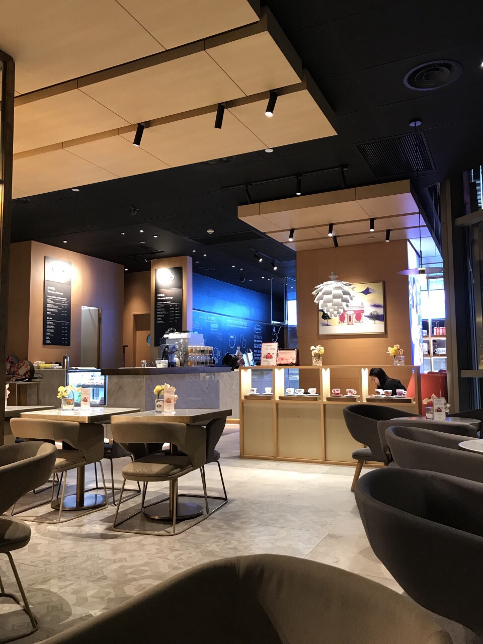 心情舒爽,老公正好有银行消费积分活动得了哈根达斯小纸杯,口味自选