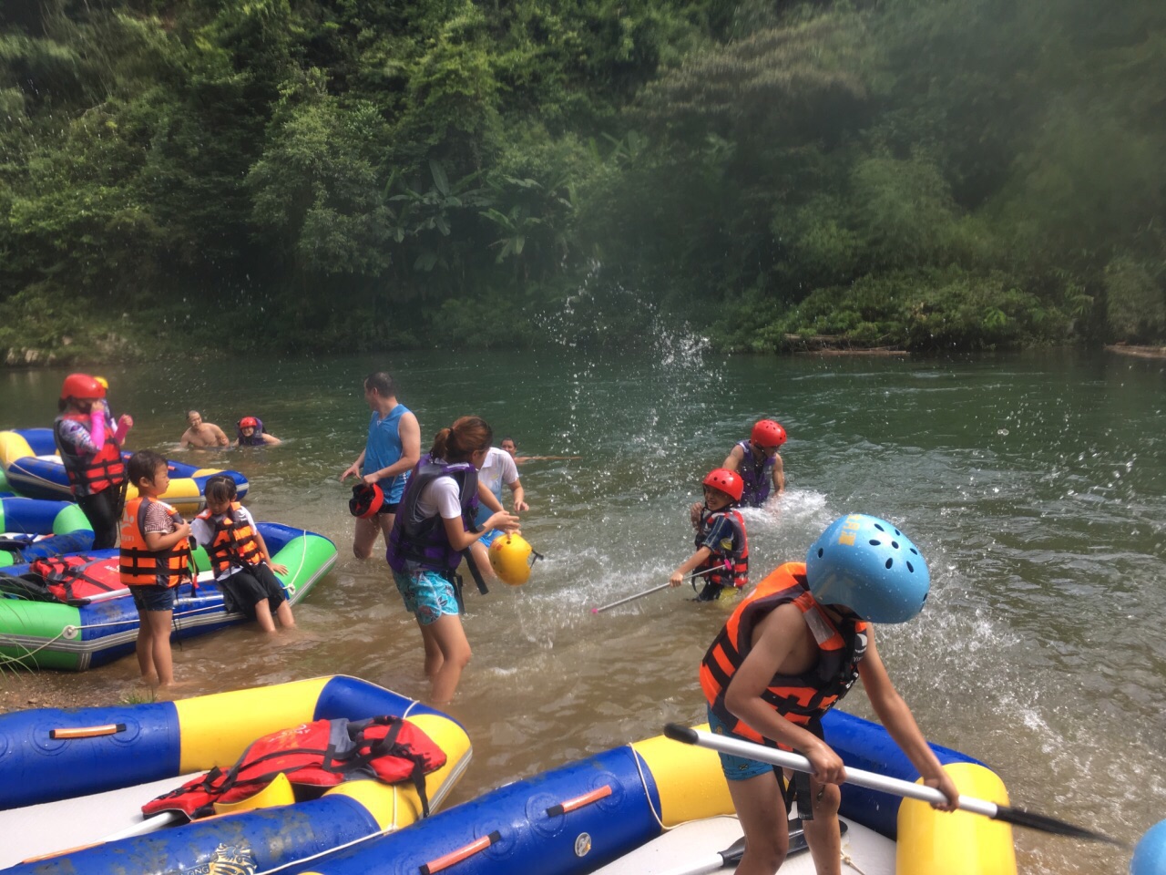 贵港市平南县马练乡利俩村金月潭漂流