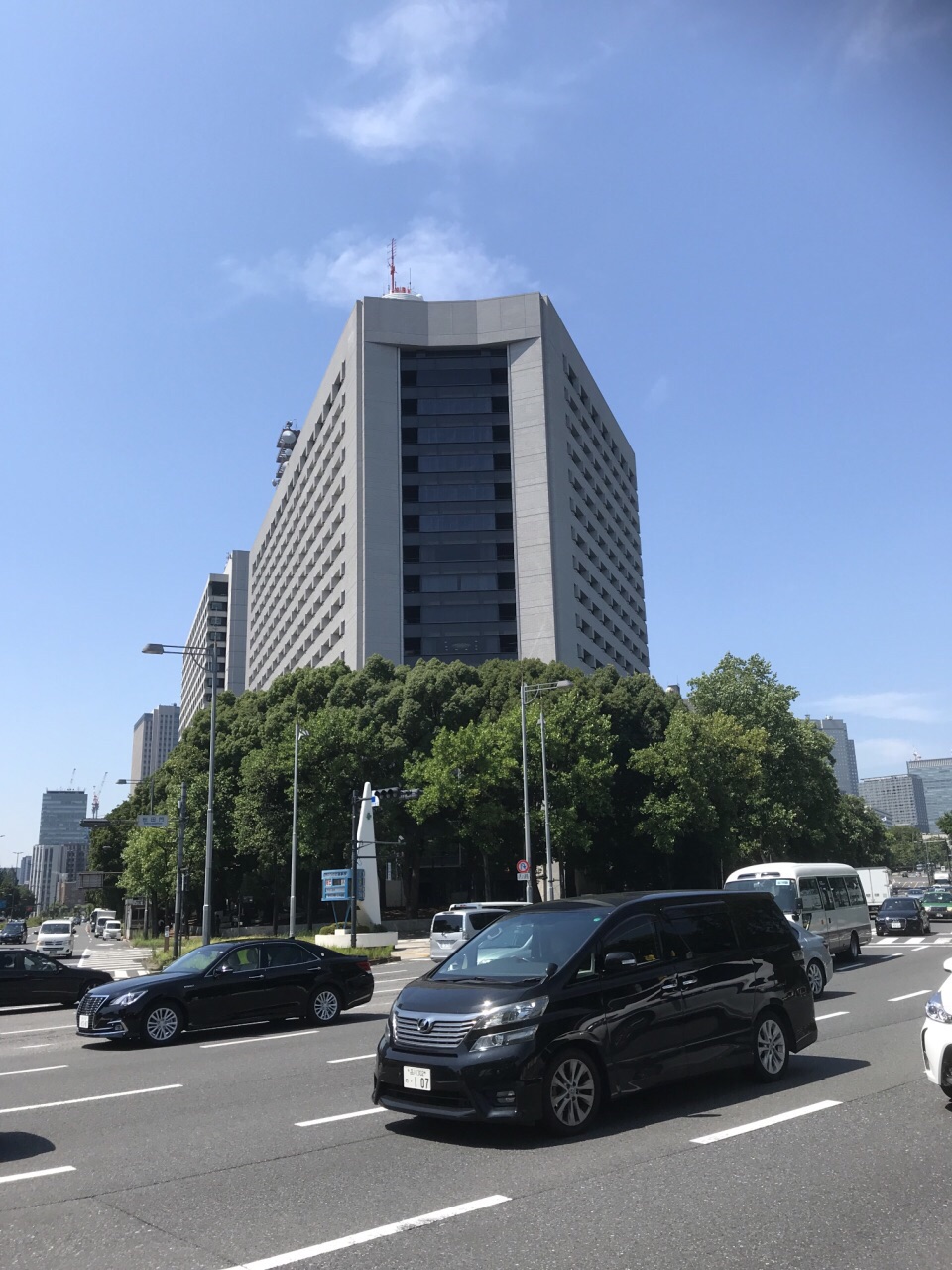 就去看看吧,我们从樱田门进的,选择这里是为了看看东京警视厅大楼,北