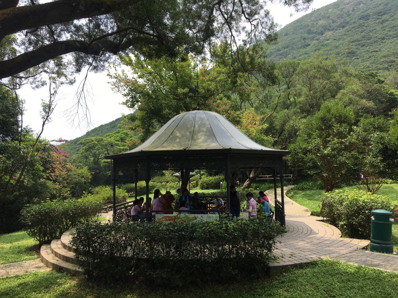 不管是平常日子还是周末山顶环行步道都会有很多的人