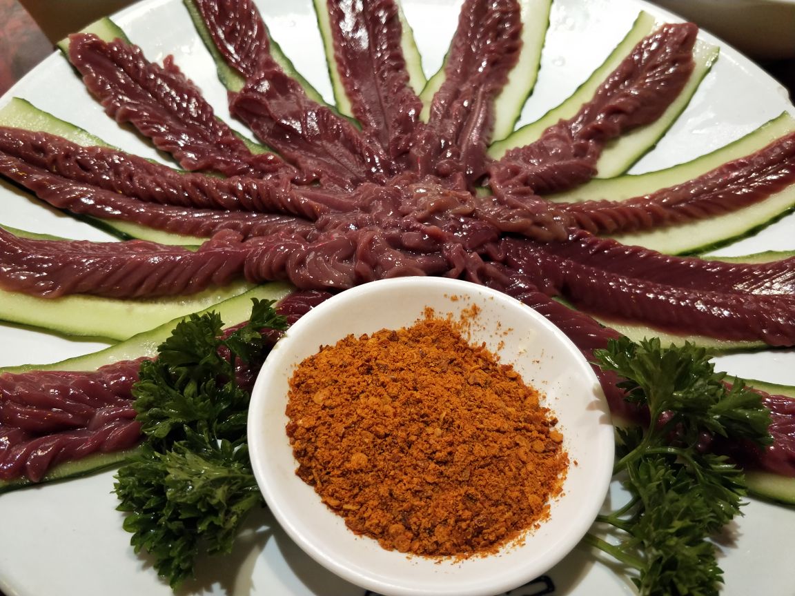 水果菜可以说是最大的特色了从来没有把水果当成菜来煮火锅吃在巴蜀