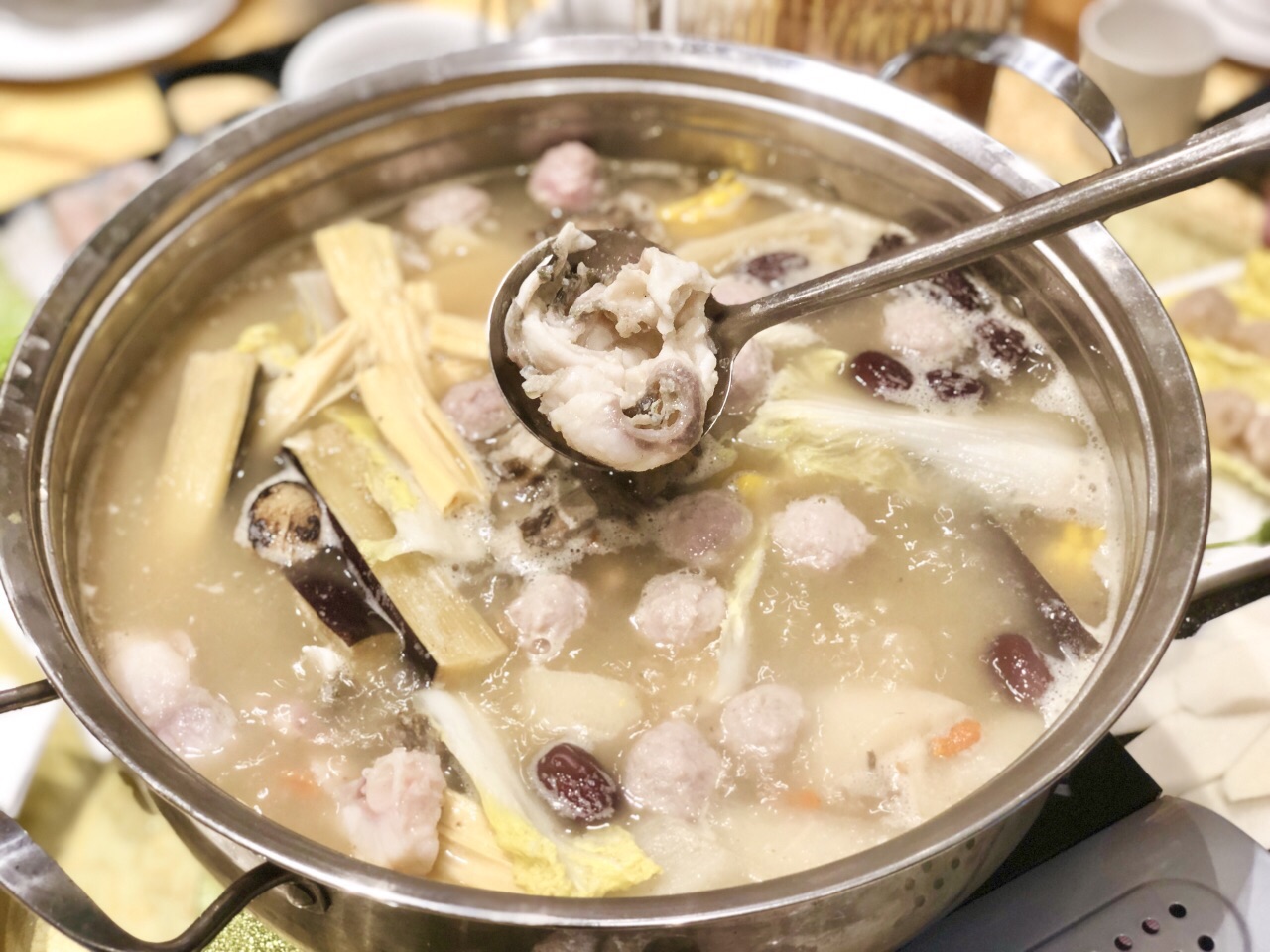 浓郁滋补的粤式煲汤不仅美味可口,还具有极高的营养价值,多食不长胖