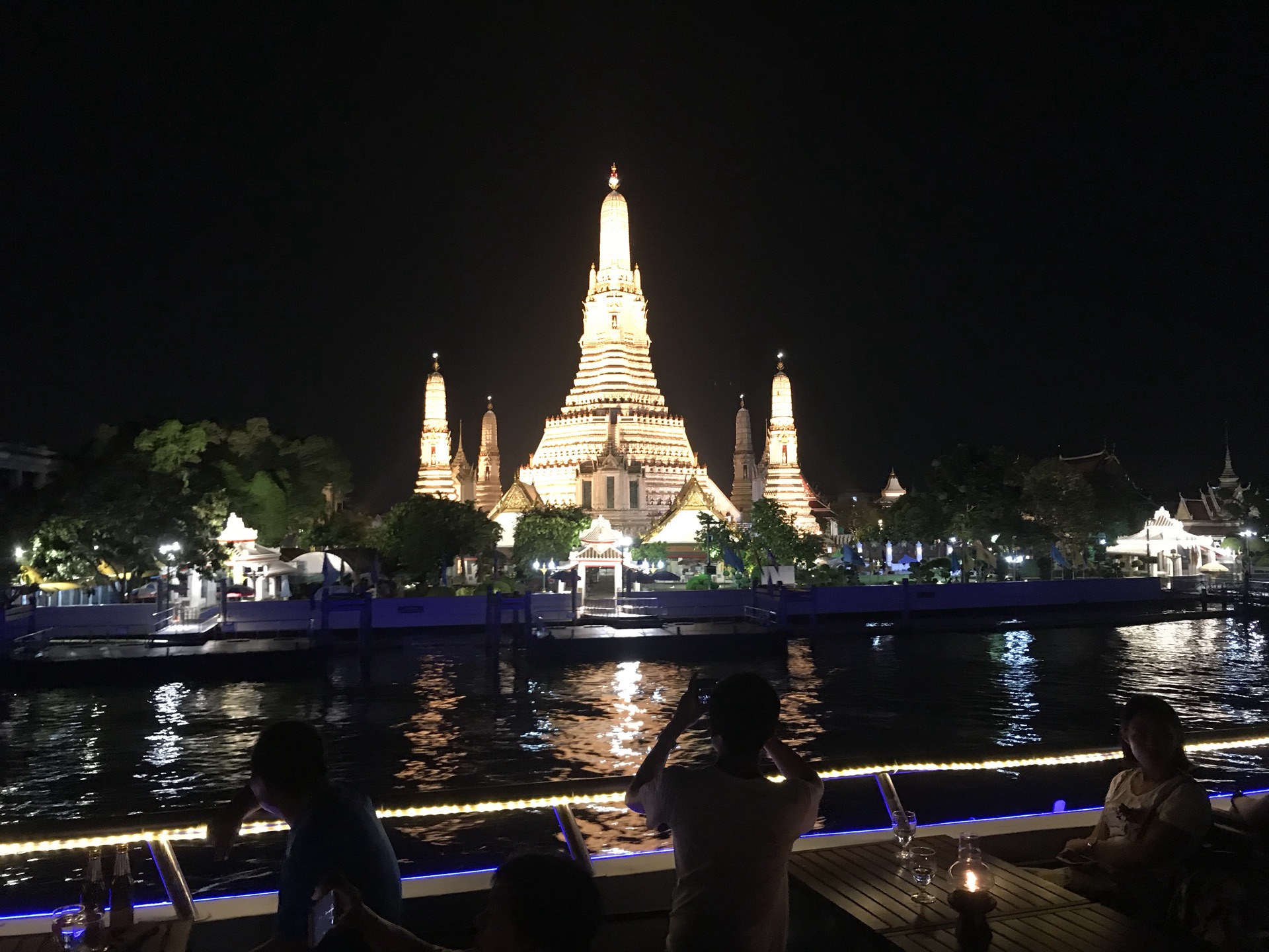 晚上的湄南河,两边景色非常漂亮,可以看到大皇宫四面佛