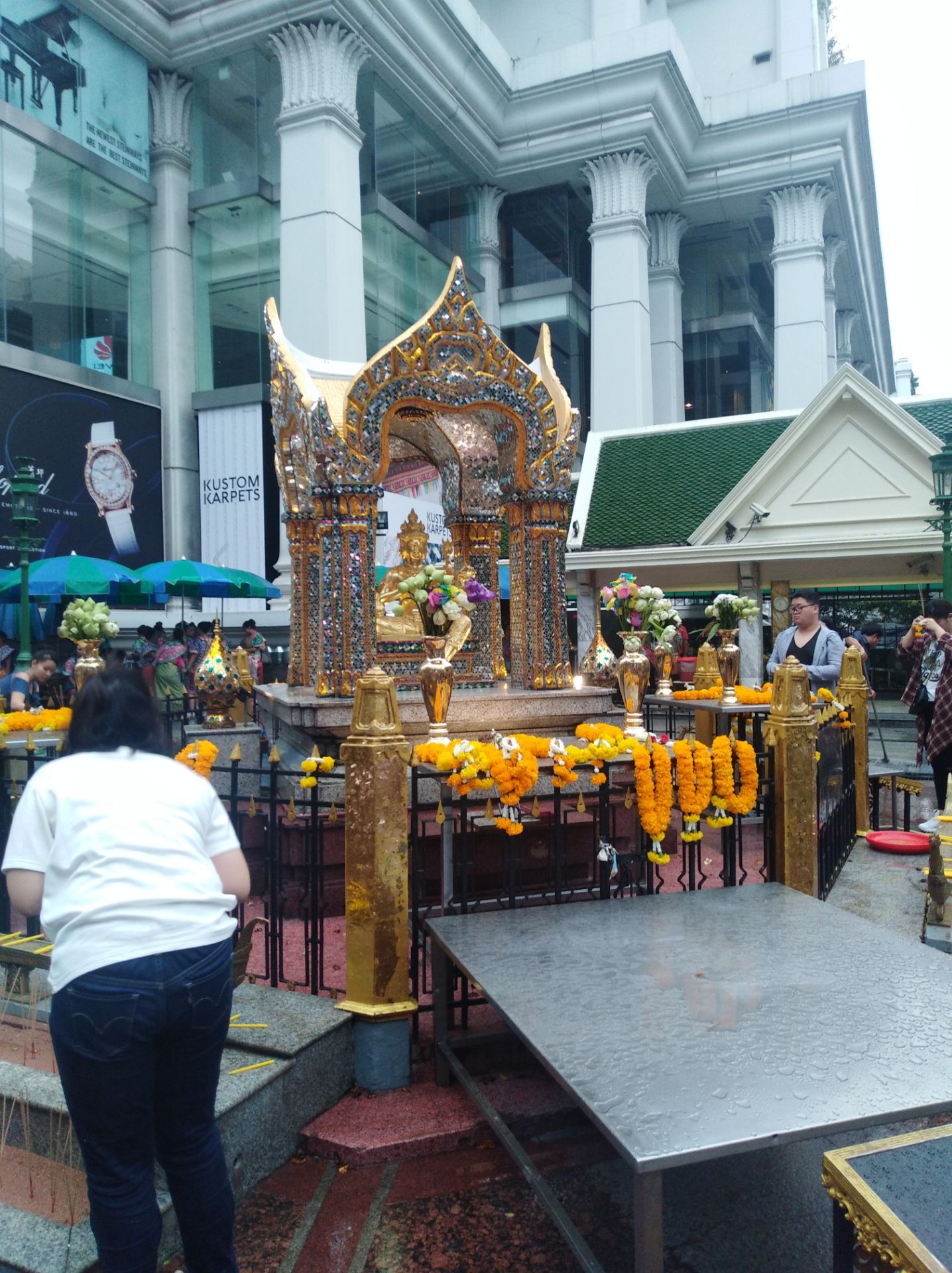 【携程攻略】曼谷四面佛景点,建议早点去，人会少一点。四面佛坛是泰国香火最鼎盛的宗教据点之一，…
