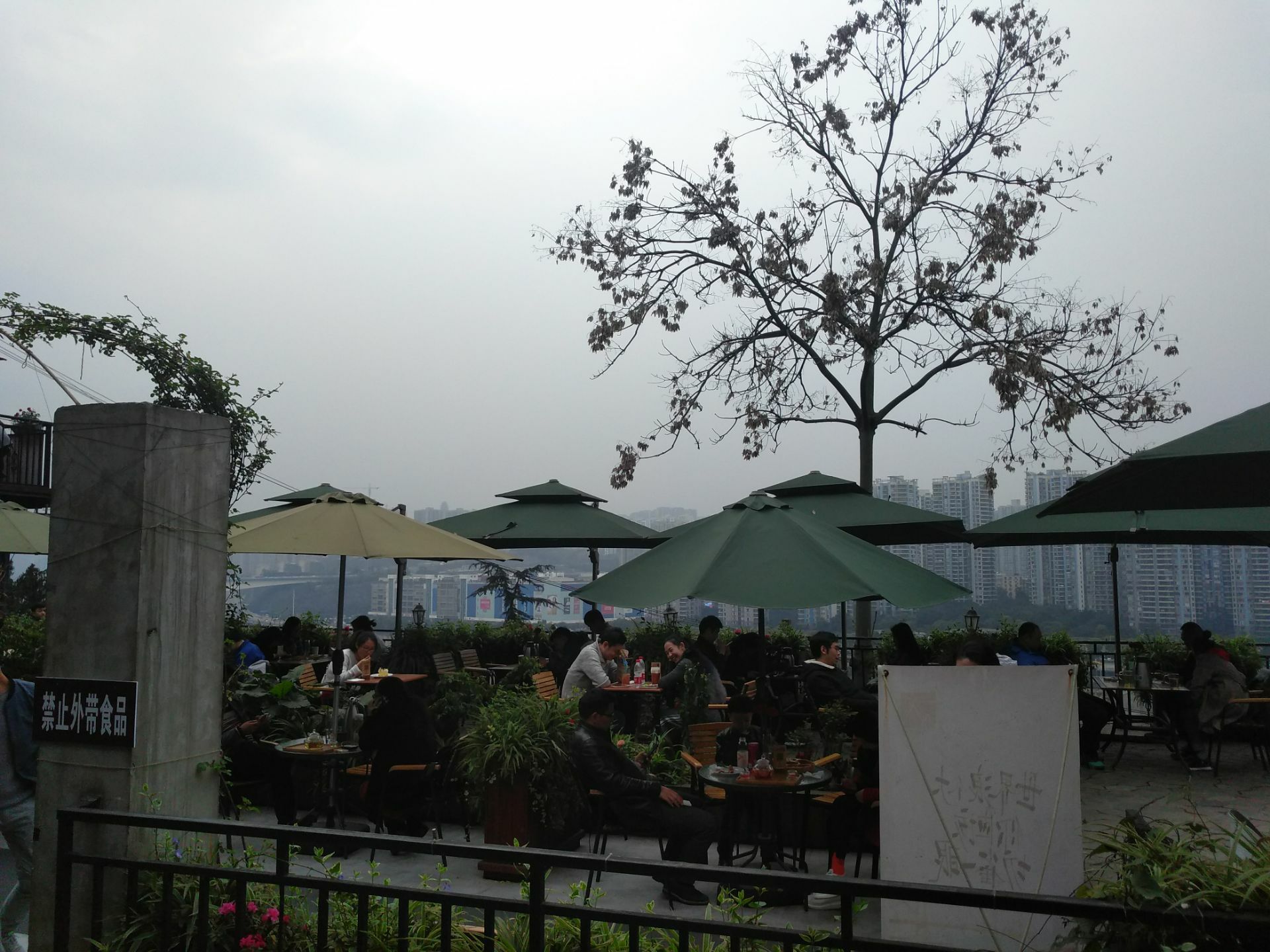 江边咖啡馆 库存照片. 图片 包括有 咖啡馆, 遮阳伞, 栏杆, 反映, 现代, 江边, 当代, 小珠靠岸的 - 26834312
