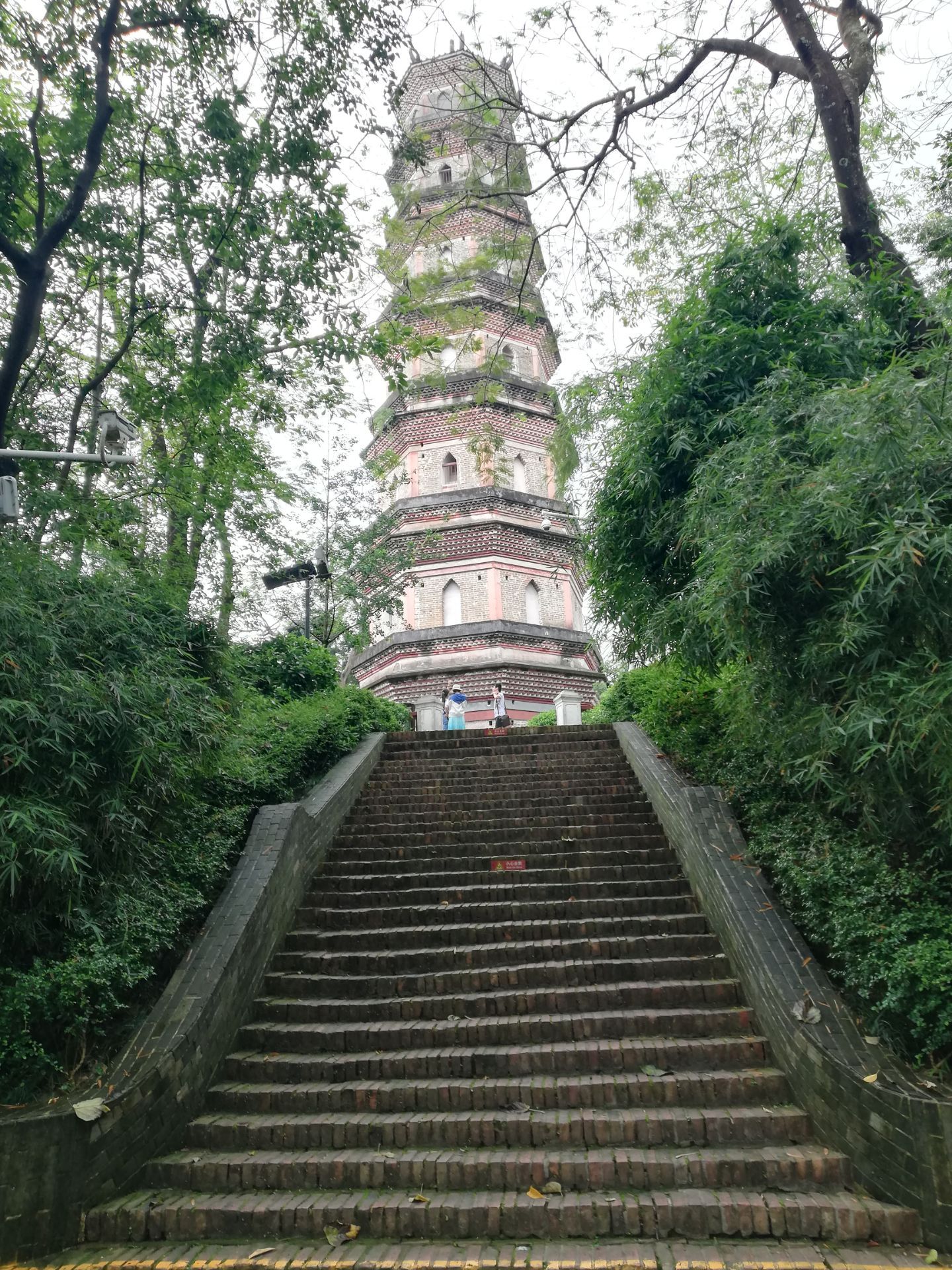 泗洲塔位于惠州西湖是惠州西湖的一个重要景点塔高七层一层的所有塔门