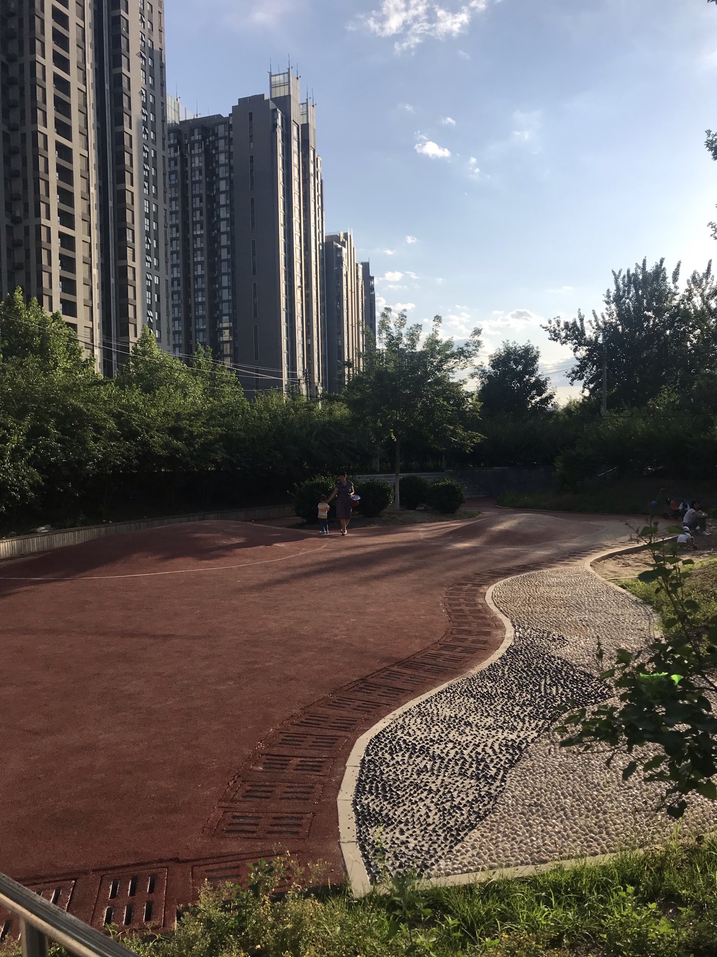 足球公园位于北京市丰台区岳各庄东路,这里有一个足球场,标示是"