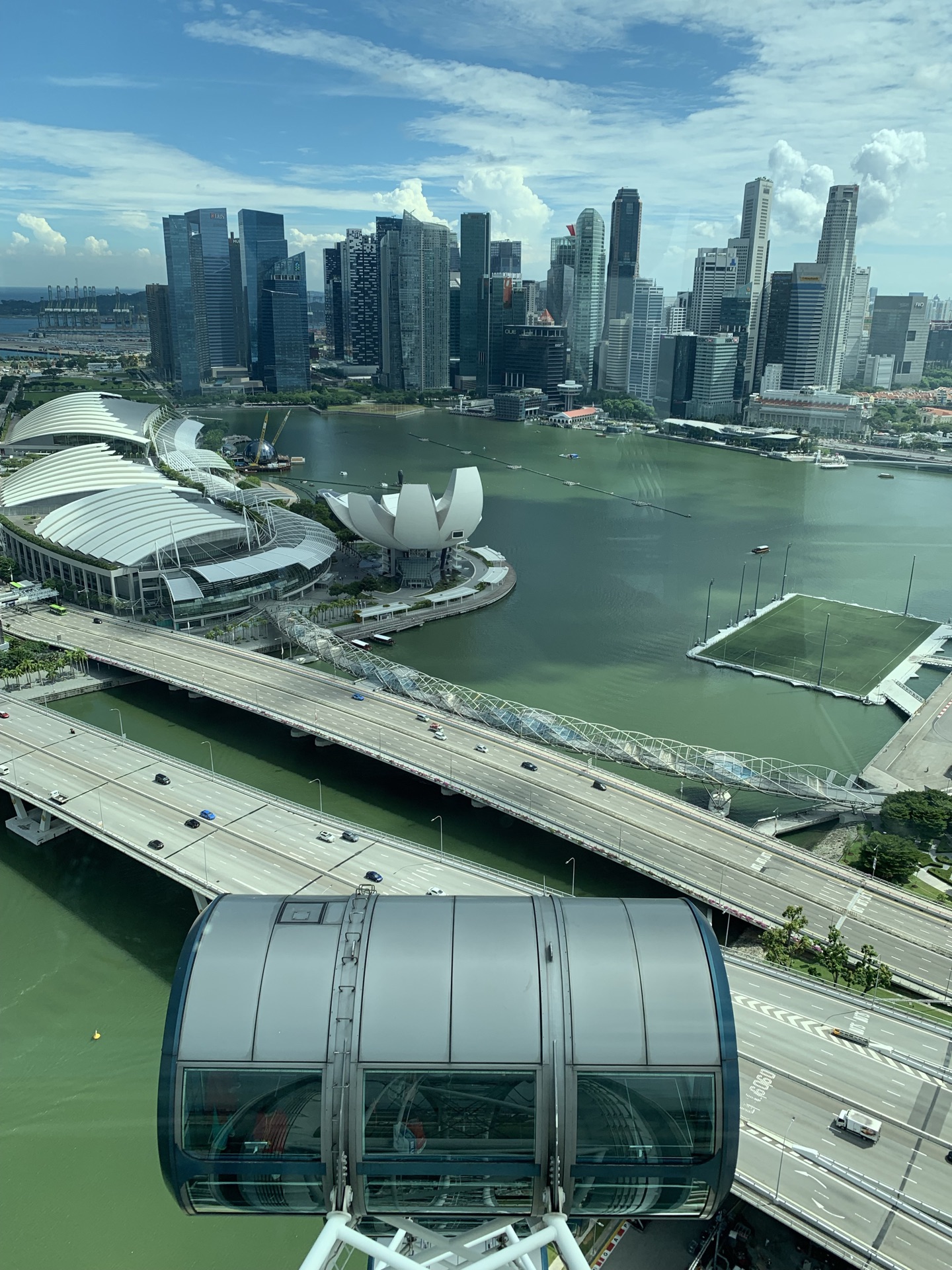 2022新加坡摩天观景轮游玩攻略,...宽敞，视野极佳，还具备遮...【去哪儿攻略】