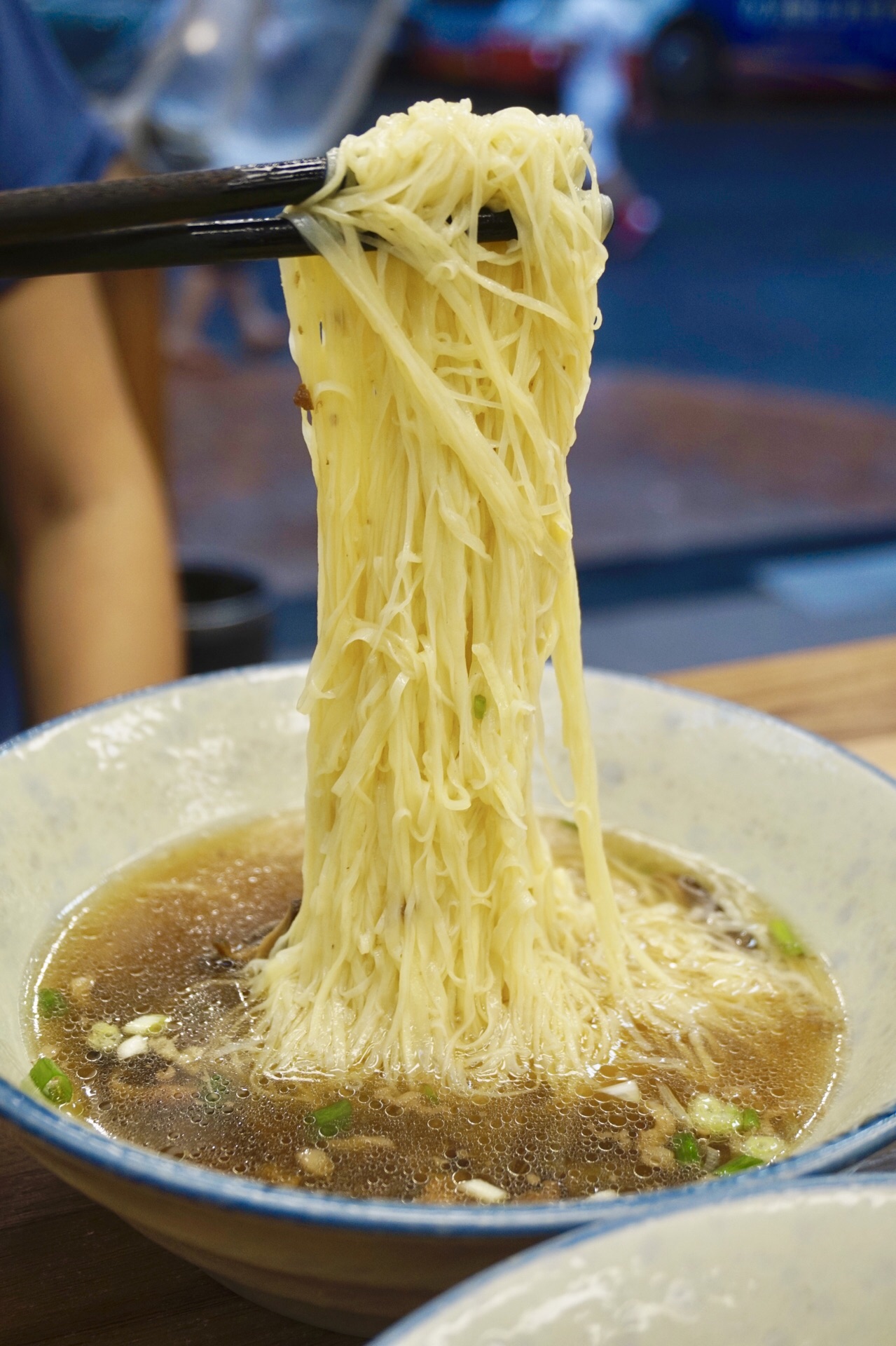 金丝面薄如蝉翼黄金剔透吃起来都有点像鲜豆腐衣的感觉挺神奇的口感