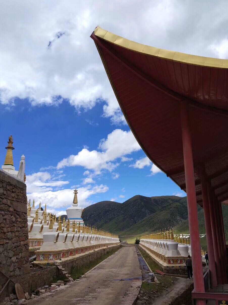 玉隆拉措风景区