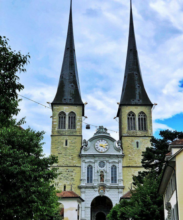 这是卢塞恩一座历史相当悠久的教堂,修建于公元735年,他当时修建在