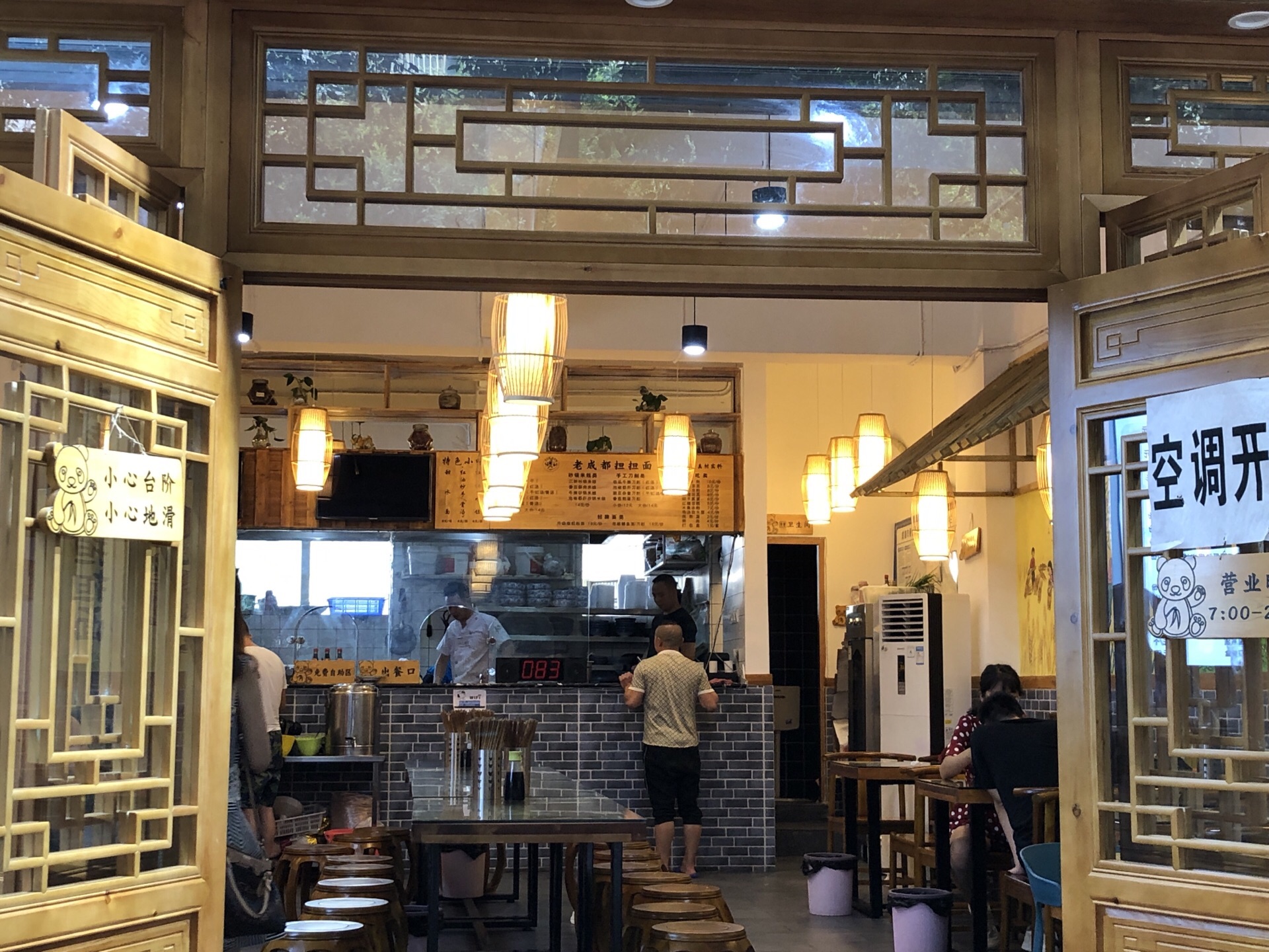 很多,老成都担担面是非常有名的成都名小吃,可以说是成都名小吃的代表