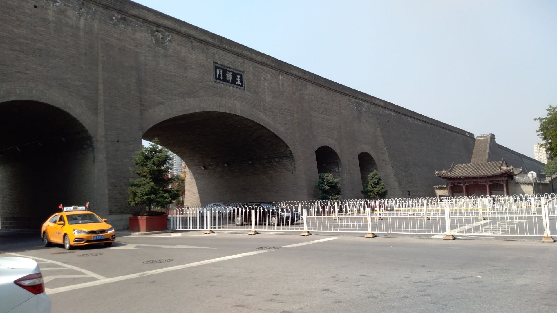 西安的玉祥门位于西安城墙的西段与莲湖区的莲湖路交叉口在安定门的