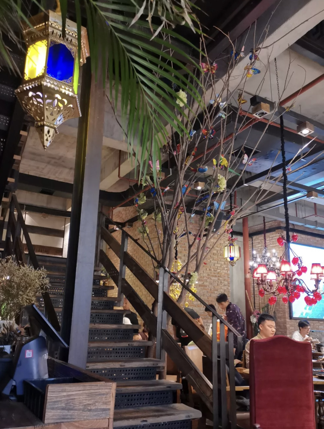 香钿创意楚菜是武汉当地热门的湖北菜,具体位置在楚河汉街总部国际b座