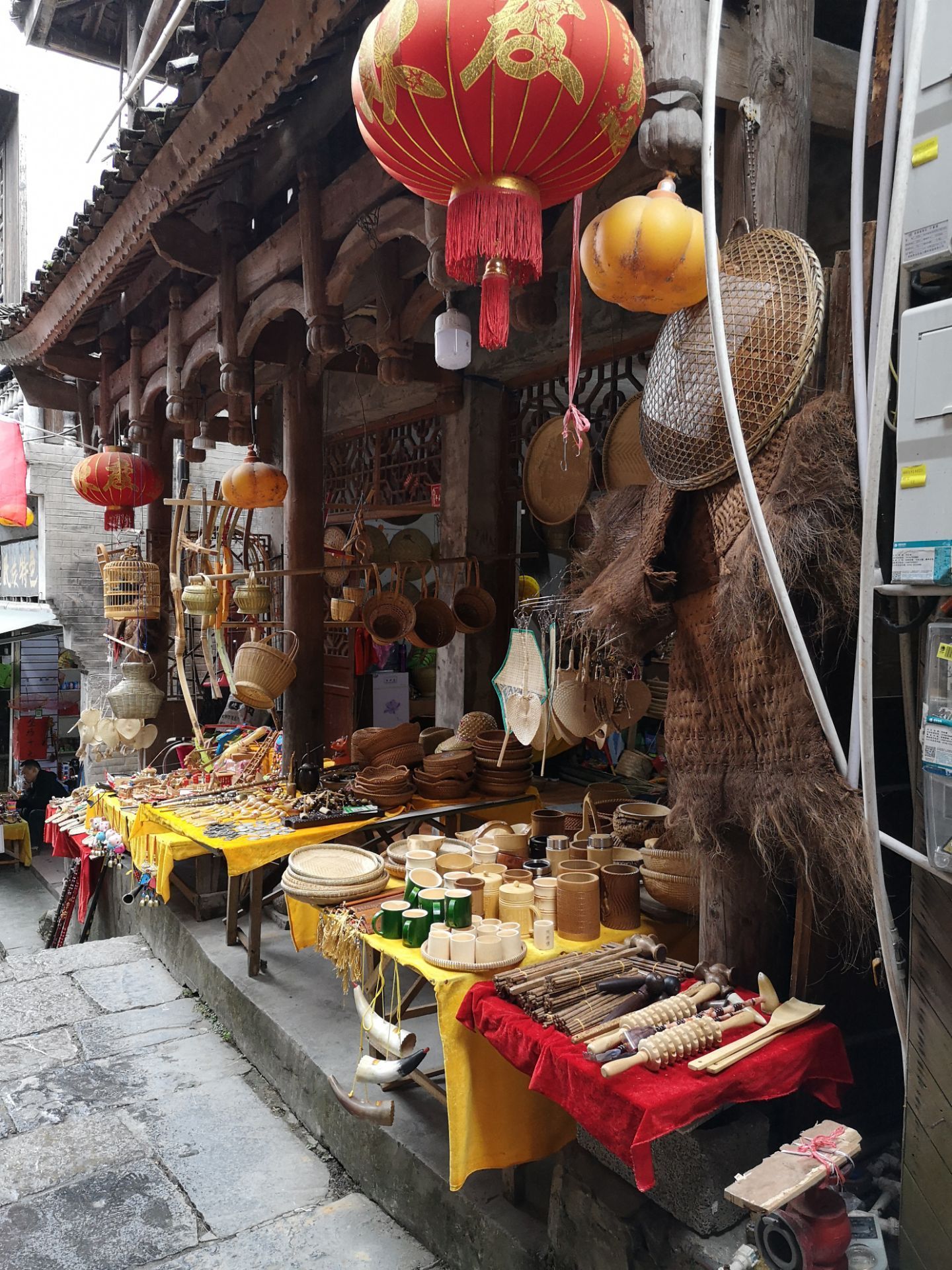 五里石板街,就是芙蓉镇老街上的石板街道,一段石板路一段台阶,街道