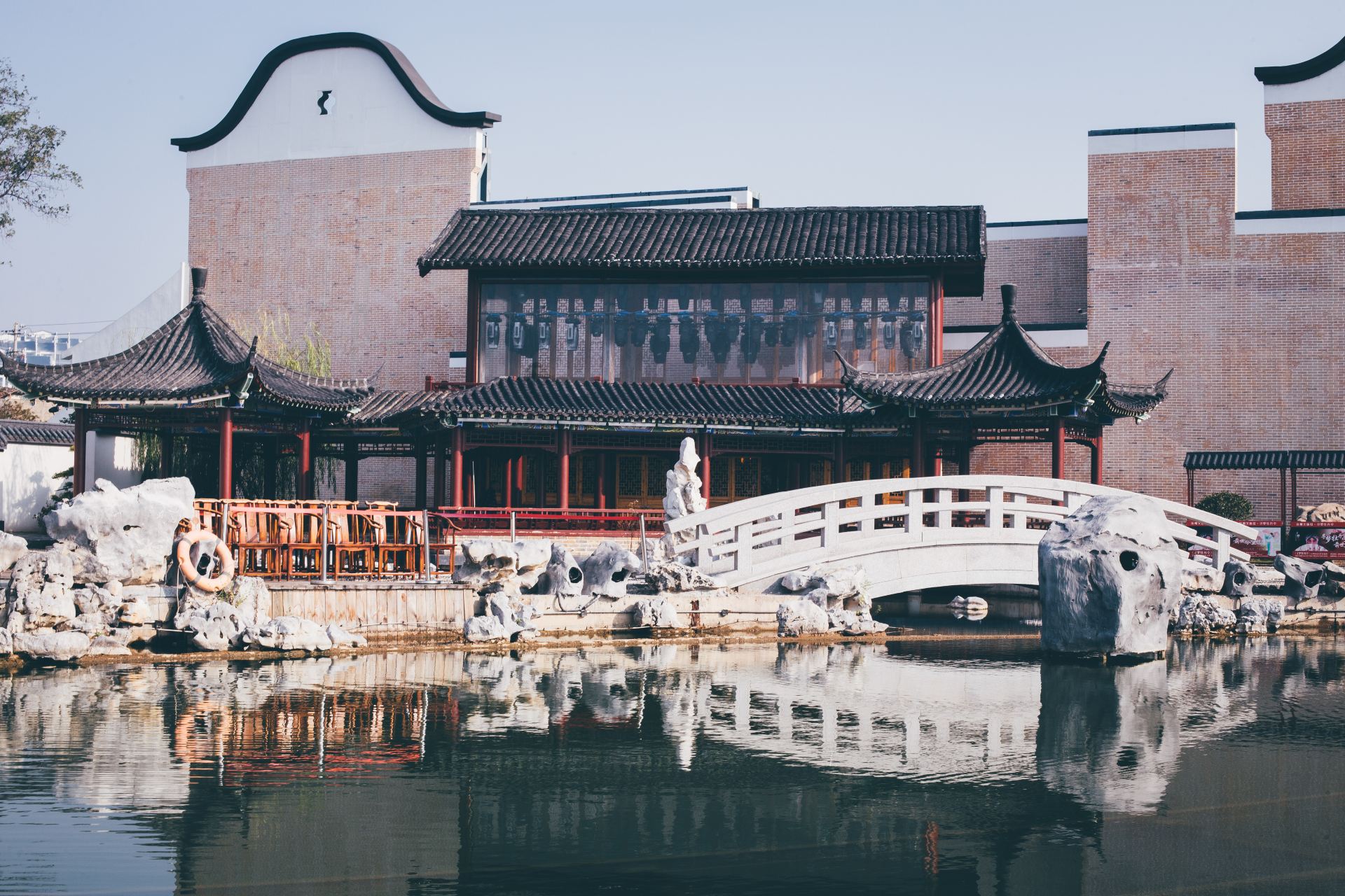 【携程攻略】抚州梦湖景区景点,舞台舞美搭建在梦湖原有的5a景区建筑