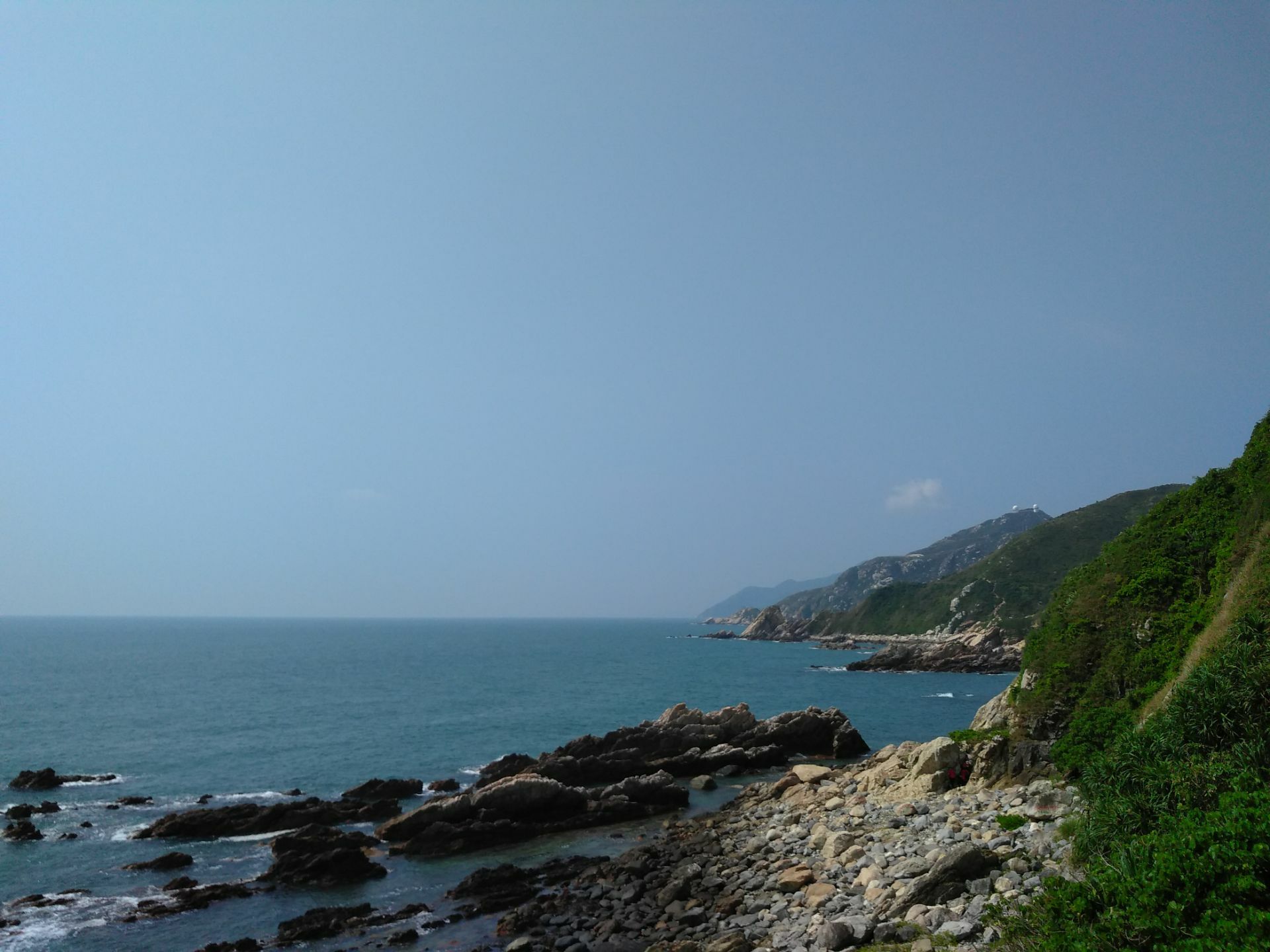 但是整个东冲的海滩真的不小而且很大,其他的海滩的部分都是被乱石