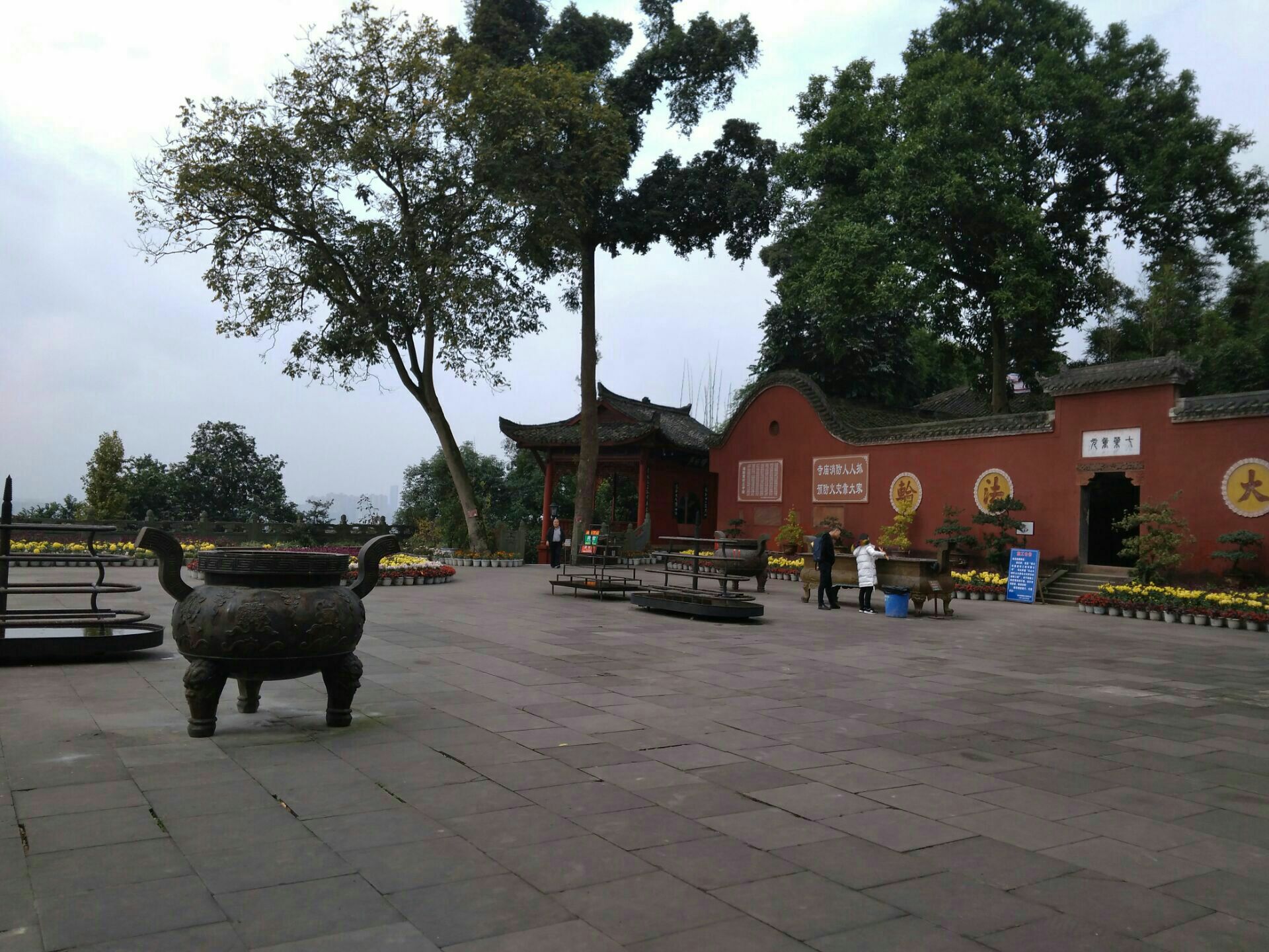 从乐山大佛山顶一路走到乌尤寺需要二个小时的山路,虽然山路都做了