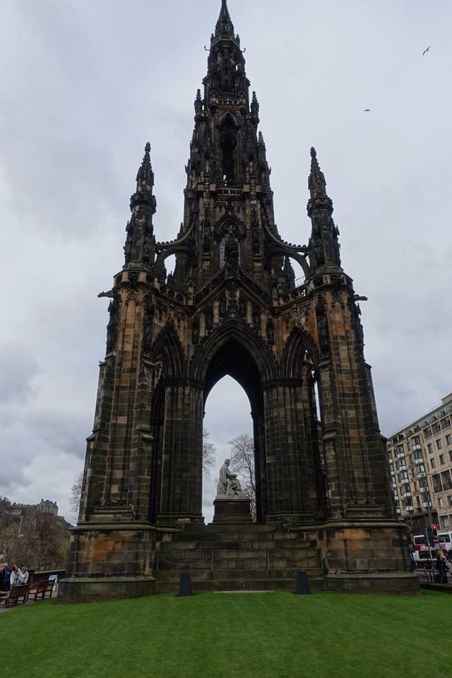 司各特纪念塔哥特式的建筑塔尖有直冲云霄之感