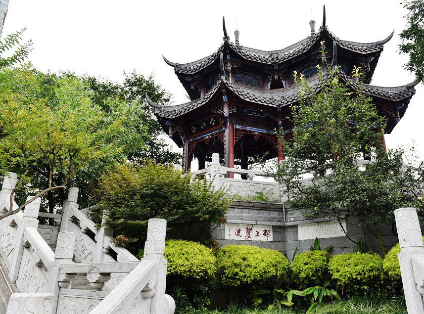 合江亭位于成都市锦江区府河与南河交汇成府南河之处,因此这交汇之处