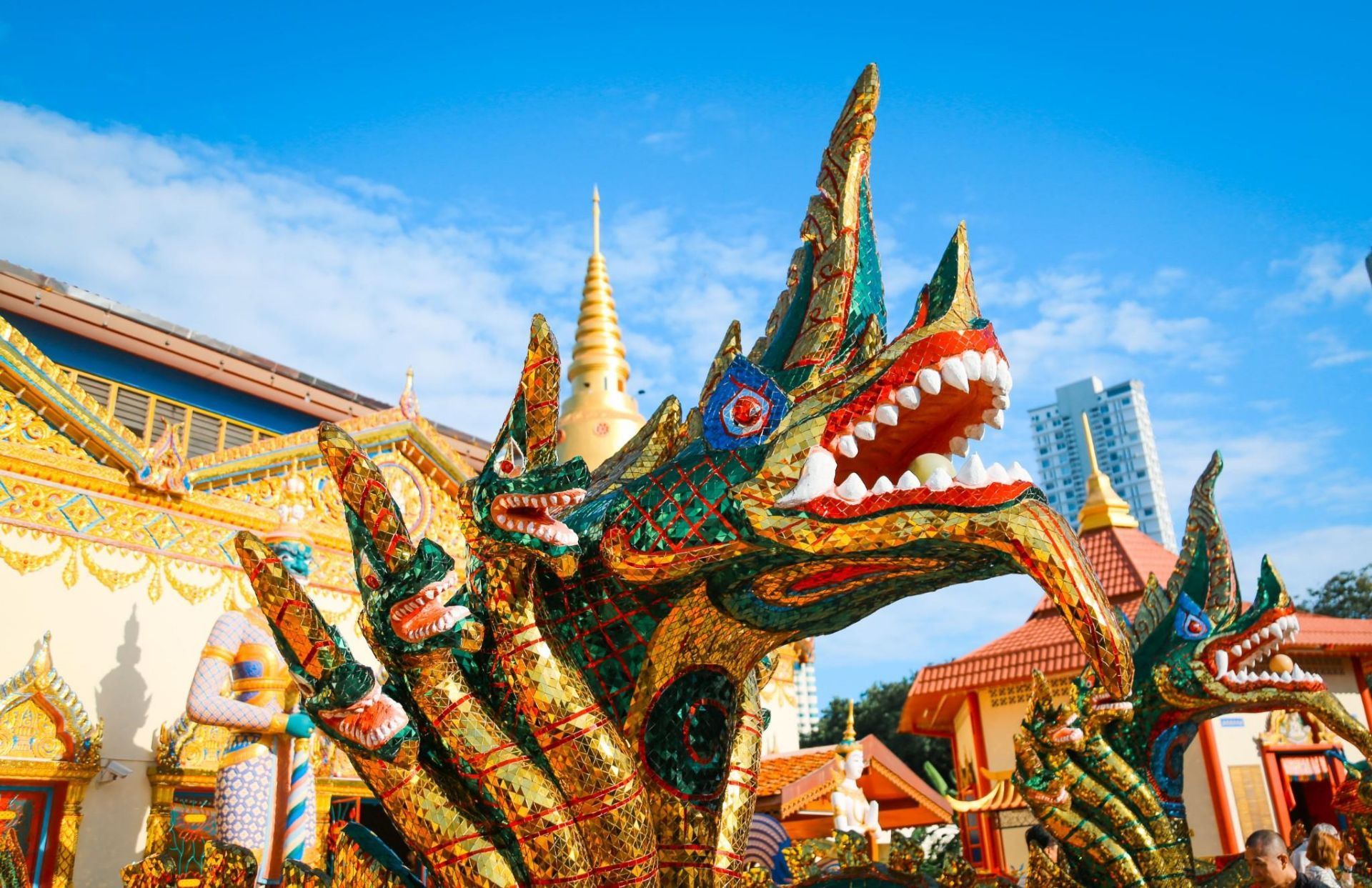 寺院的入口处有南亚水龙,出口却是中国龙,两种亚洲不同的风格和谐交融