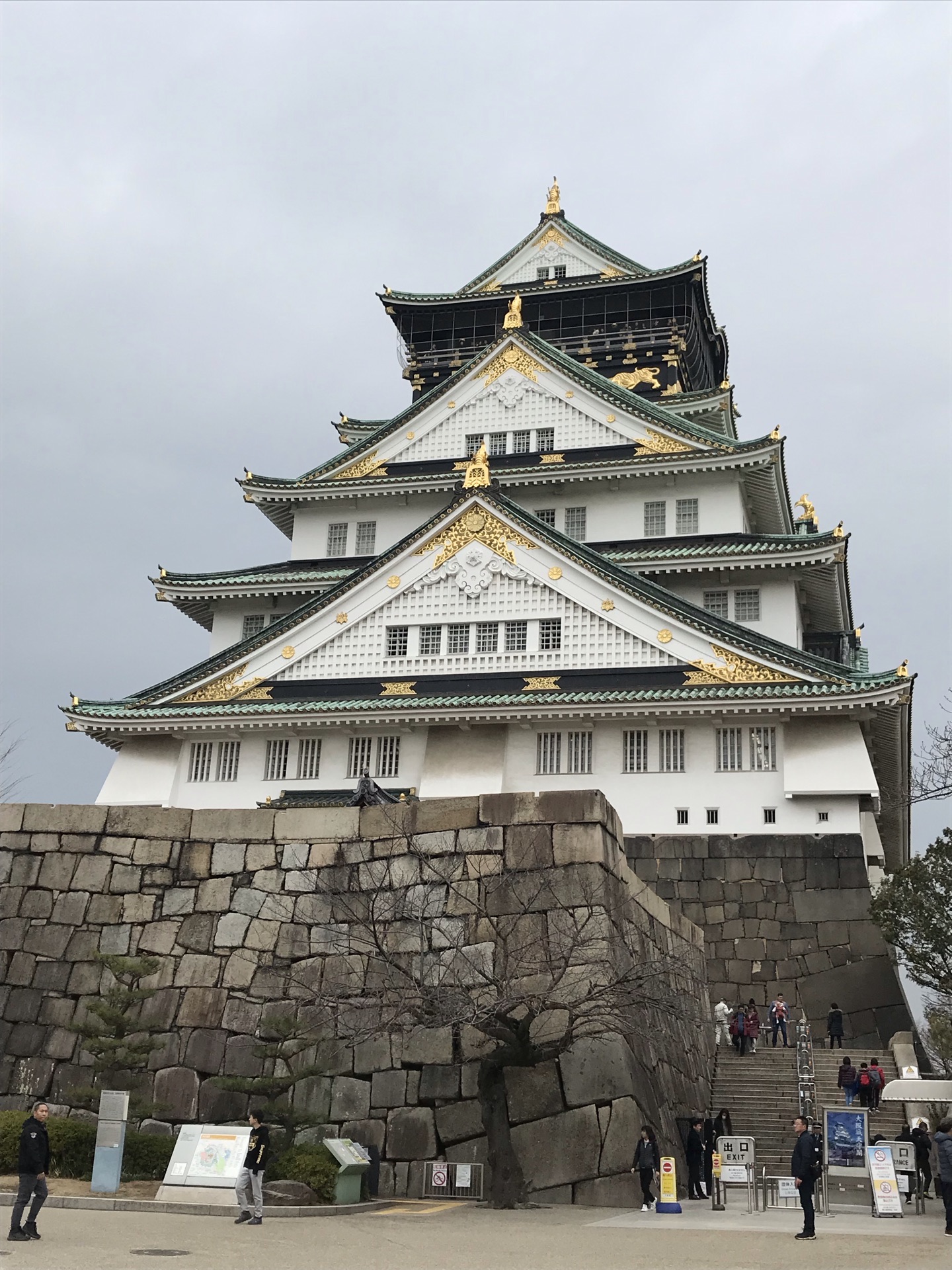 【携程攻略】大阪大阪城天守阁景点,看天守阁要爬一个小坡，近距离感受到它的精致和宏伟，进入参观需要购…