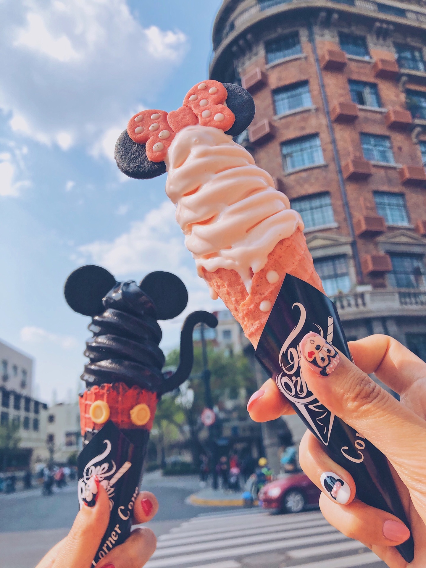 老板米奇就在我手上你们以为我只有神仙冰淇淋不我还有神仙美甲
