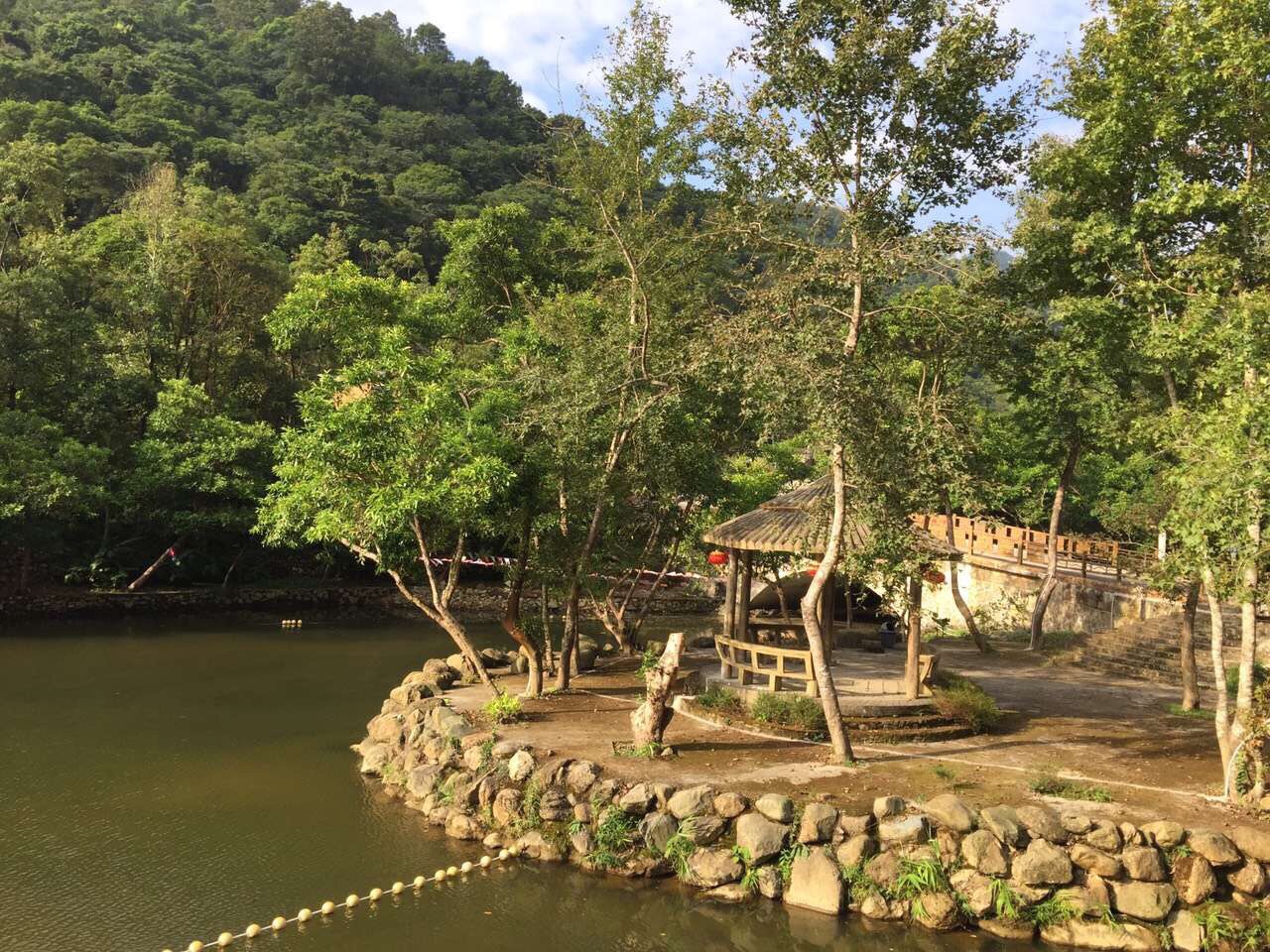 秋枫寨旅游区位于惠州博罗,景色不错,纯天然自然风景,有山有水,好风光