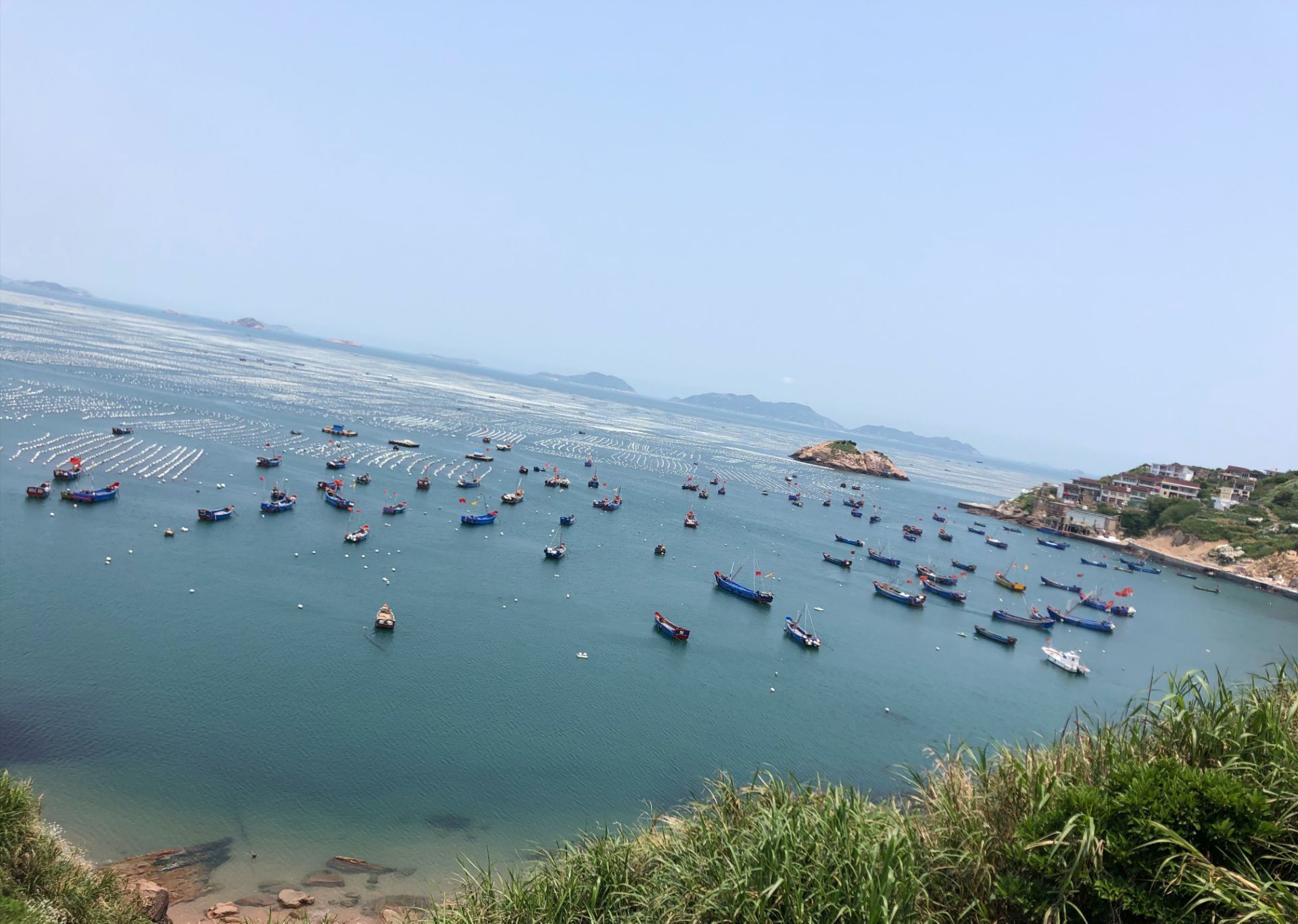 花鸟岛位于浙江舟山嵊泗列岛的最北面因为形状像展翅欲飞的海鸥岛上