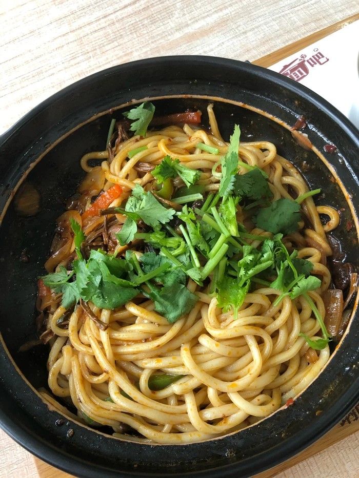 干锅茶树菇面是麻辣味的个人很喜欢而且量超级足比其他店的那些炒的