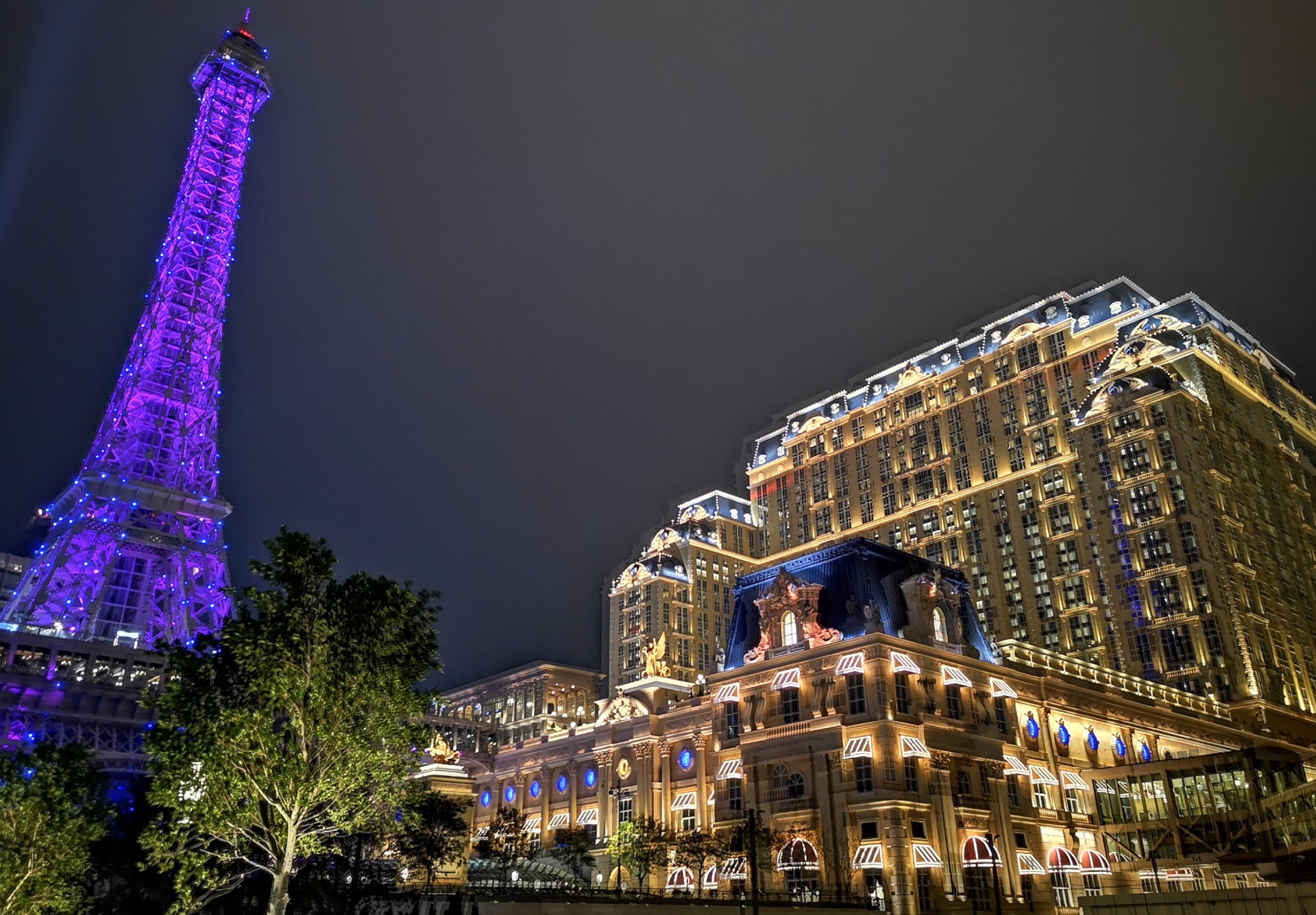 酒店外的铁塔晚上亮灯,加上酒店外墙的灯光,十分绚丽