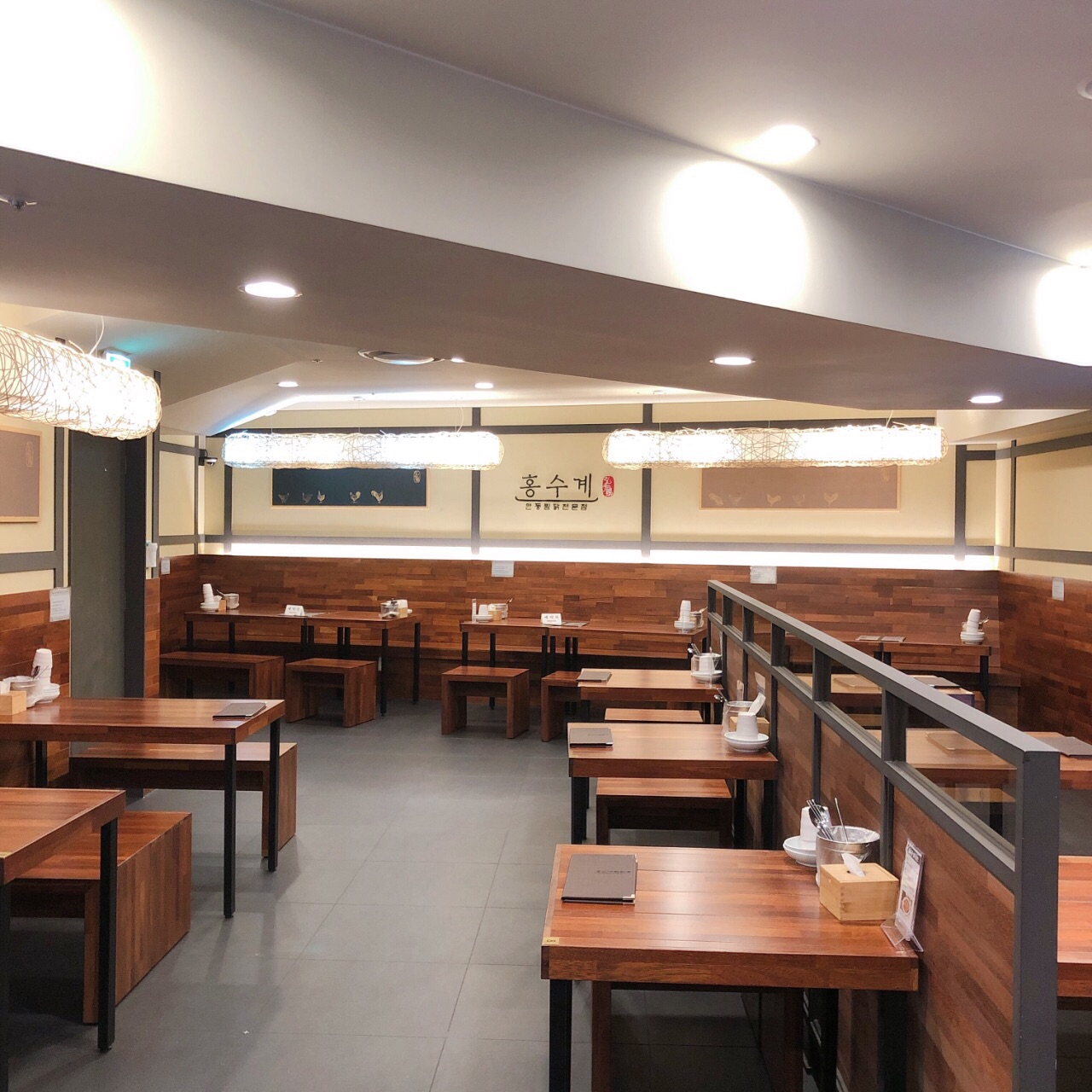 整栋楼其实就是百货店啦楼下很多吃的纠结半天还是来