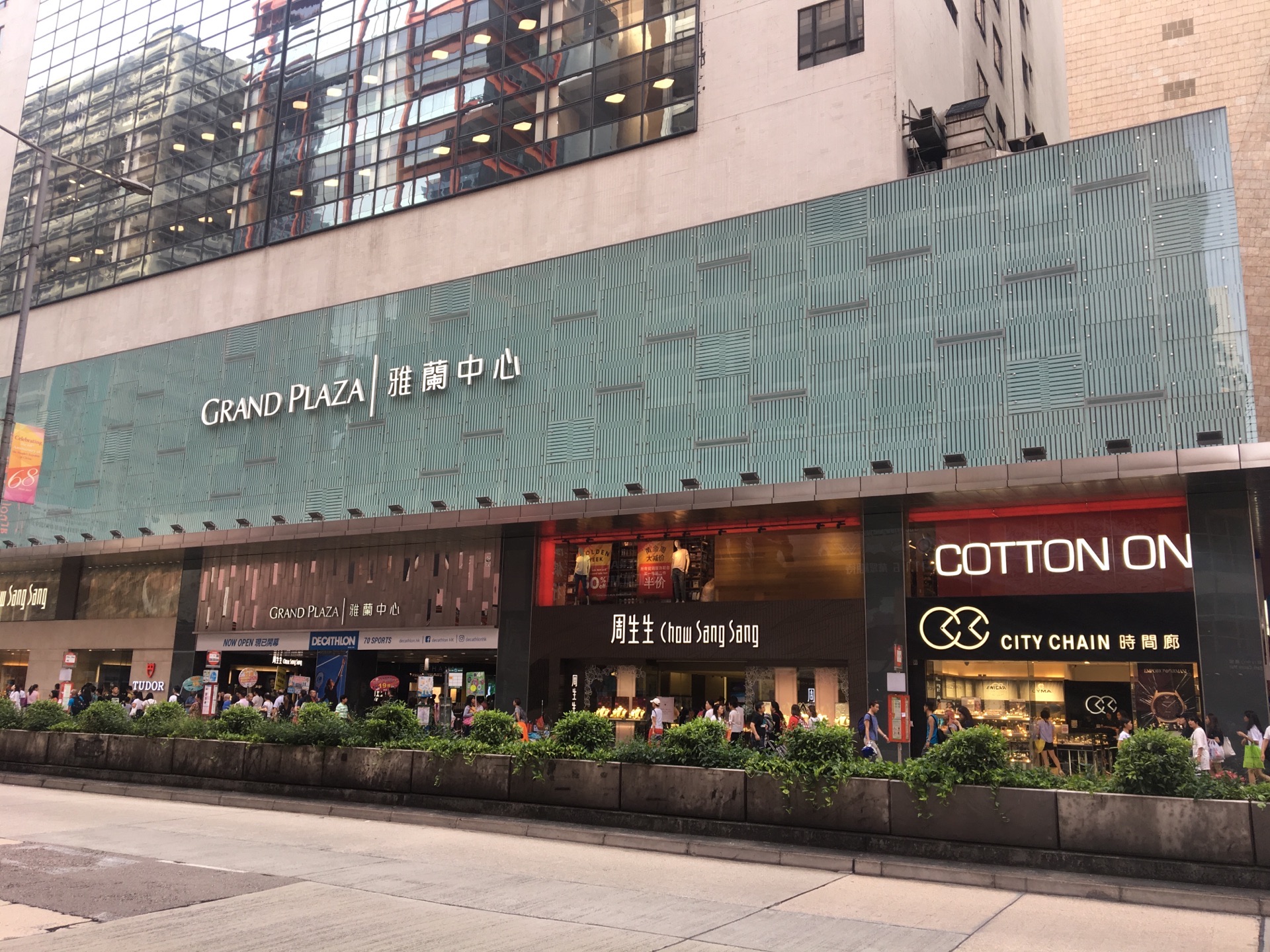 看雅兰的正门入口处的一左一右,两边都是周生生的店铺,上去一看楼上