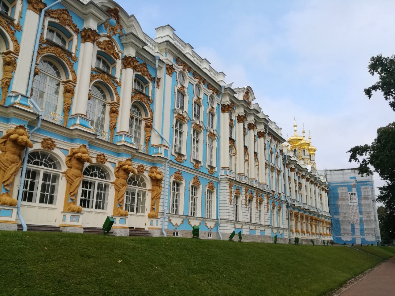 先进花园买150卢布门票,然后才能通过花园又买1000卢布才能进到宫殿