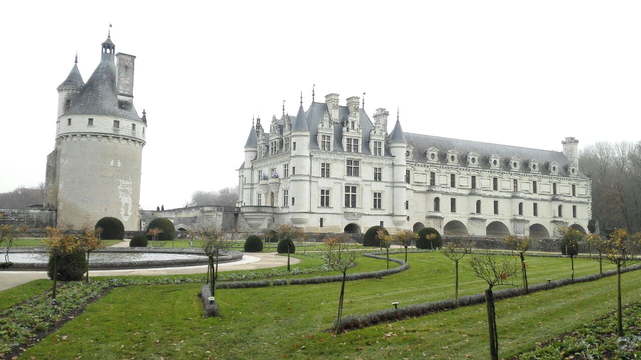 舍农索城堡位于昂布瓦斯以南,依势横跨在谢尔河上