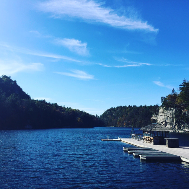 从天湖城堡的后花园,可以观赏蔚蓝的天空,壮观的天湖,清澈的湖水.