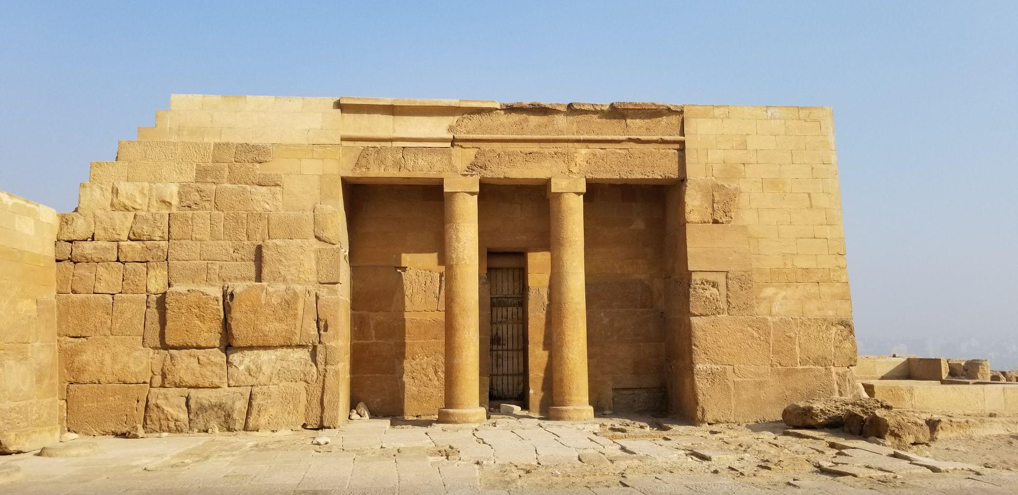 最后一张图 进入胡夫金字塔内部的入口  需要另外付