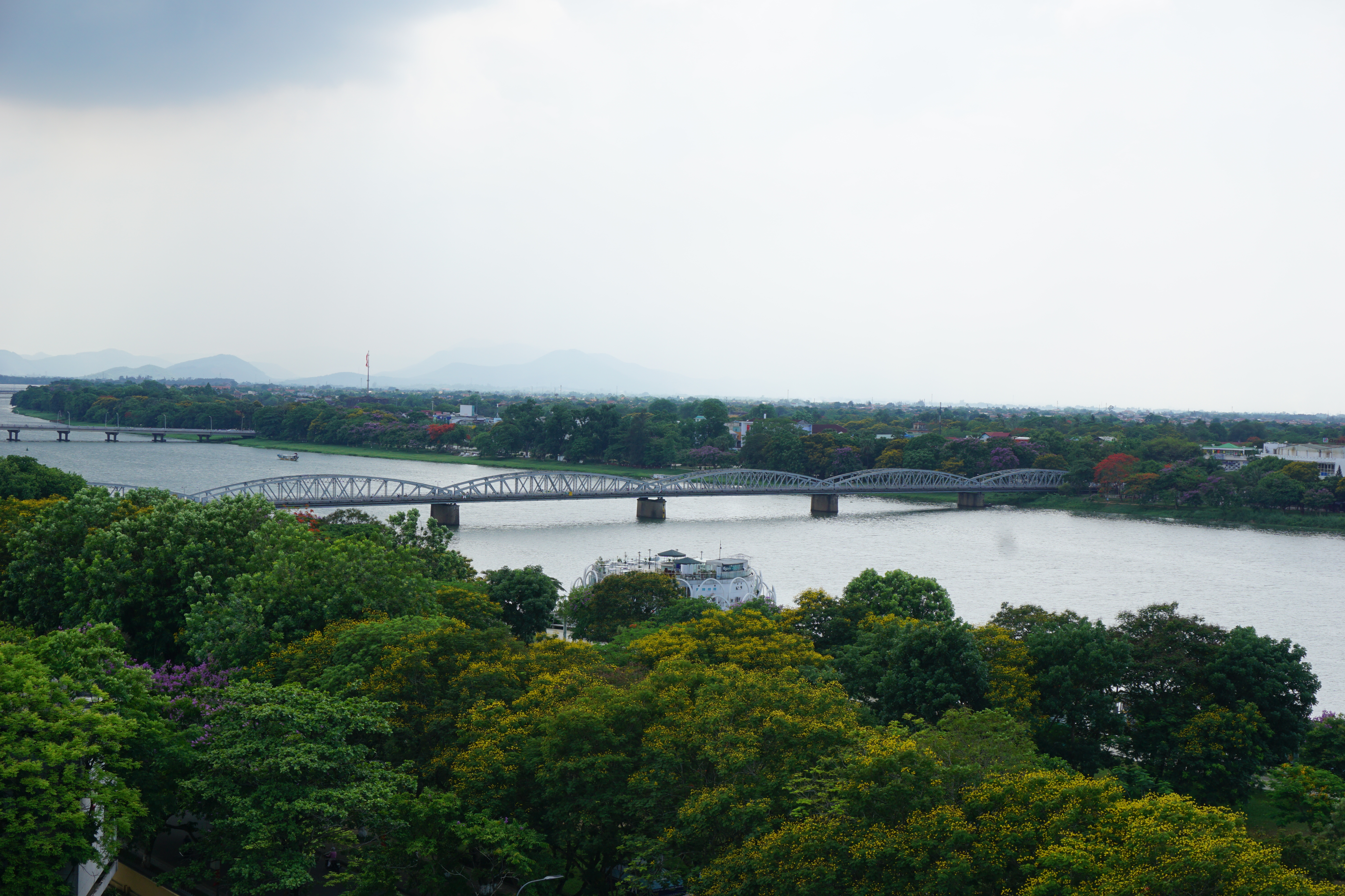 长钱桥是顺化的横跨城区的一条主要交通要道建筑时间已经比较久远但它