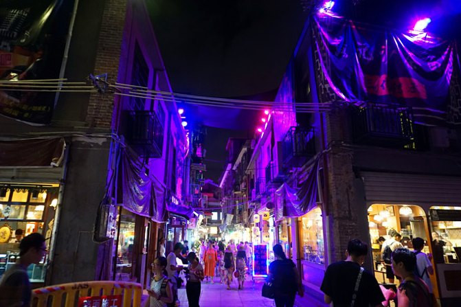 晚上几点才算夜生活 100n060000001ve7hD281_R_1024_10000_Q90.jpg?proc=autoorient