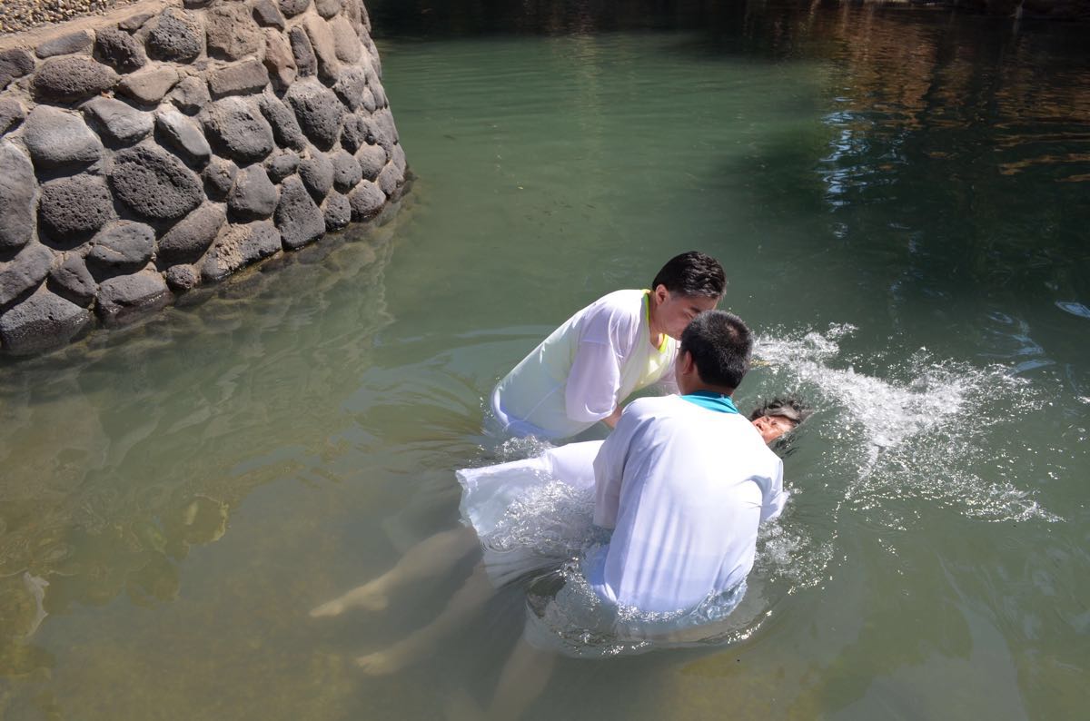 旅游局将受洗处迁至今天的地址,以色列北部,加利利海南部约旦河口处