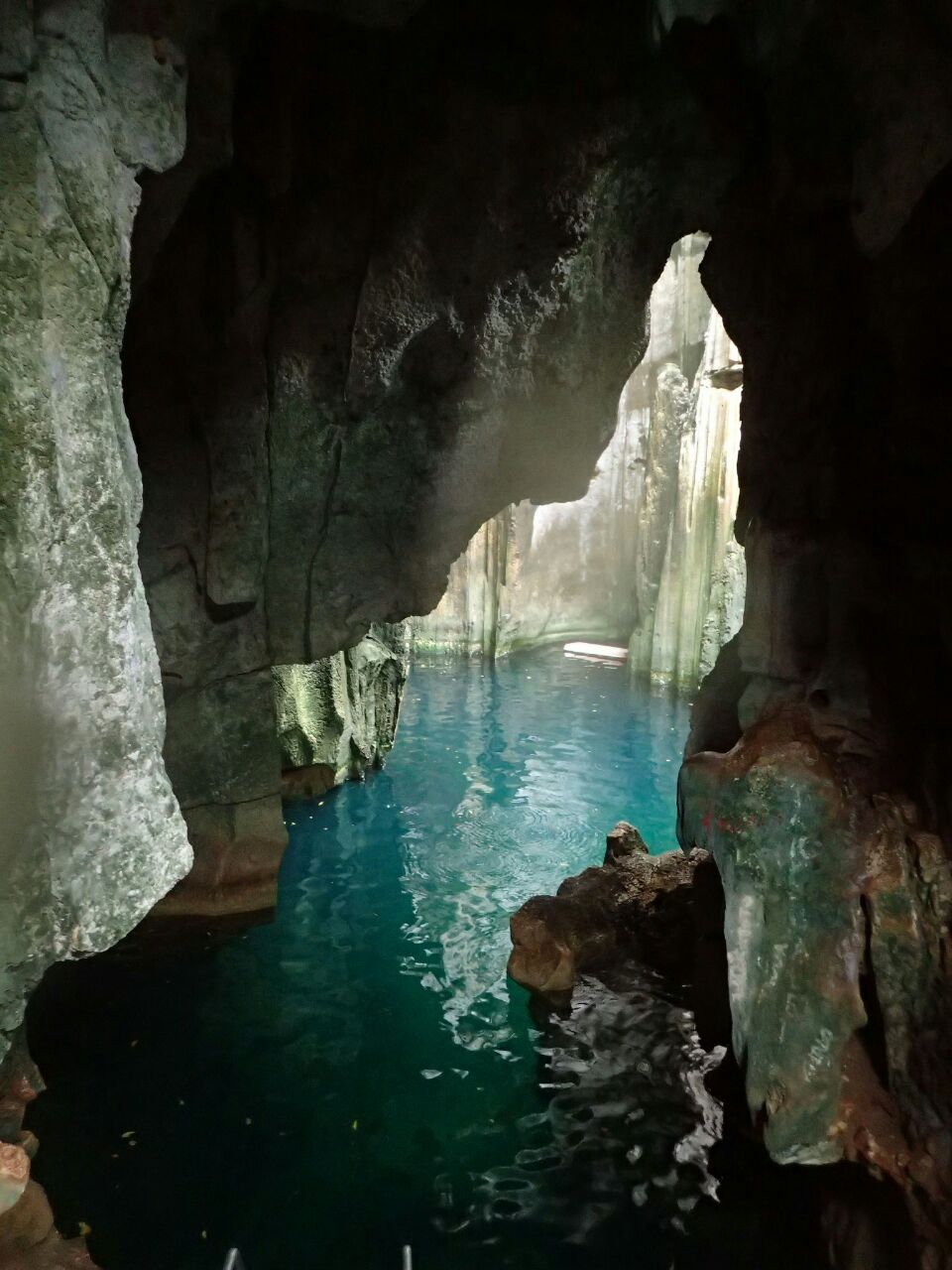 最神奇的是只有在规定的退潮时才能进入,早去的话根本看不到洞口,出来