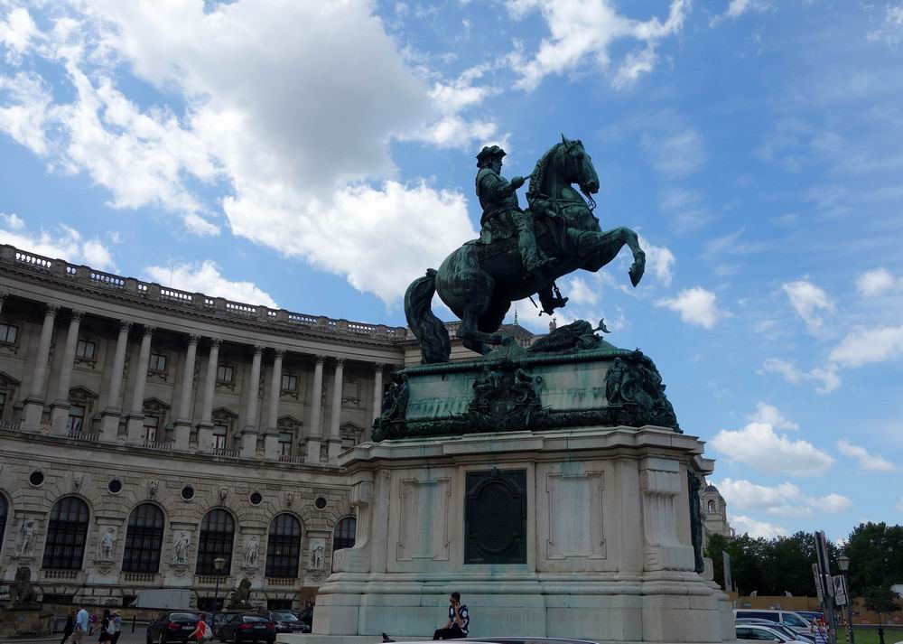 英雄广场 是霍夫堡宫 的外部广场,这是广场上的卡尔大公