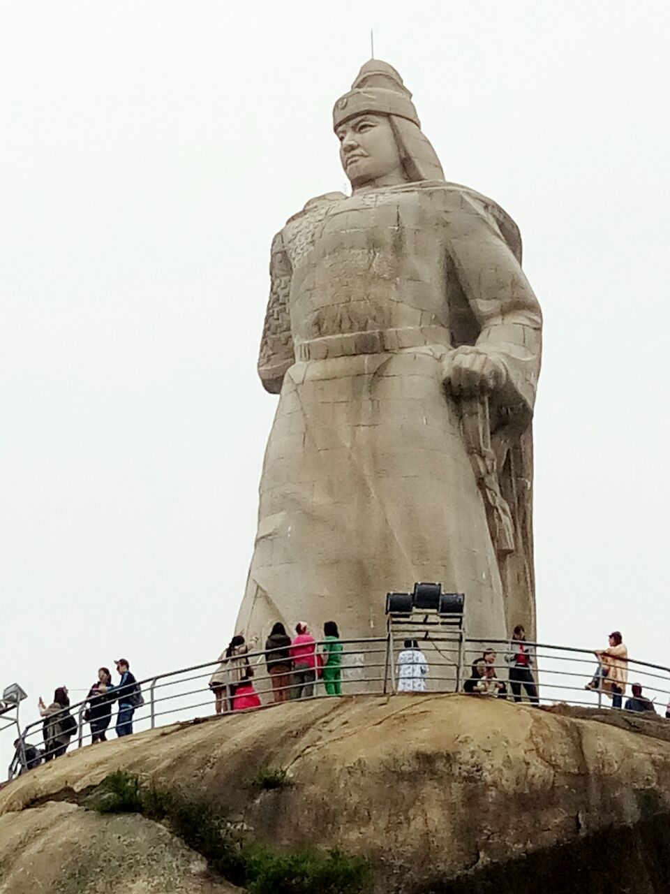 可以看到郑成功打雕像,眺望远方